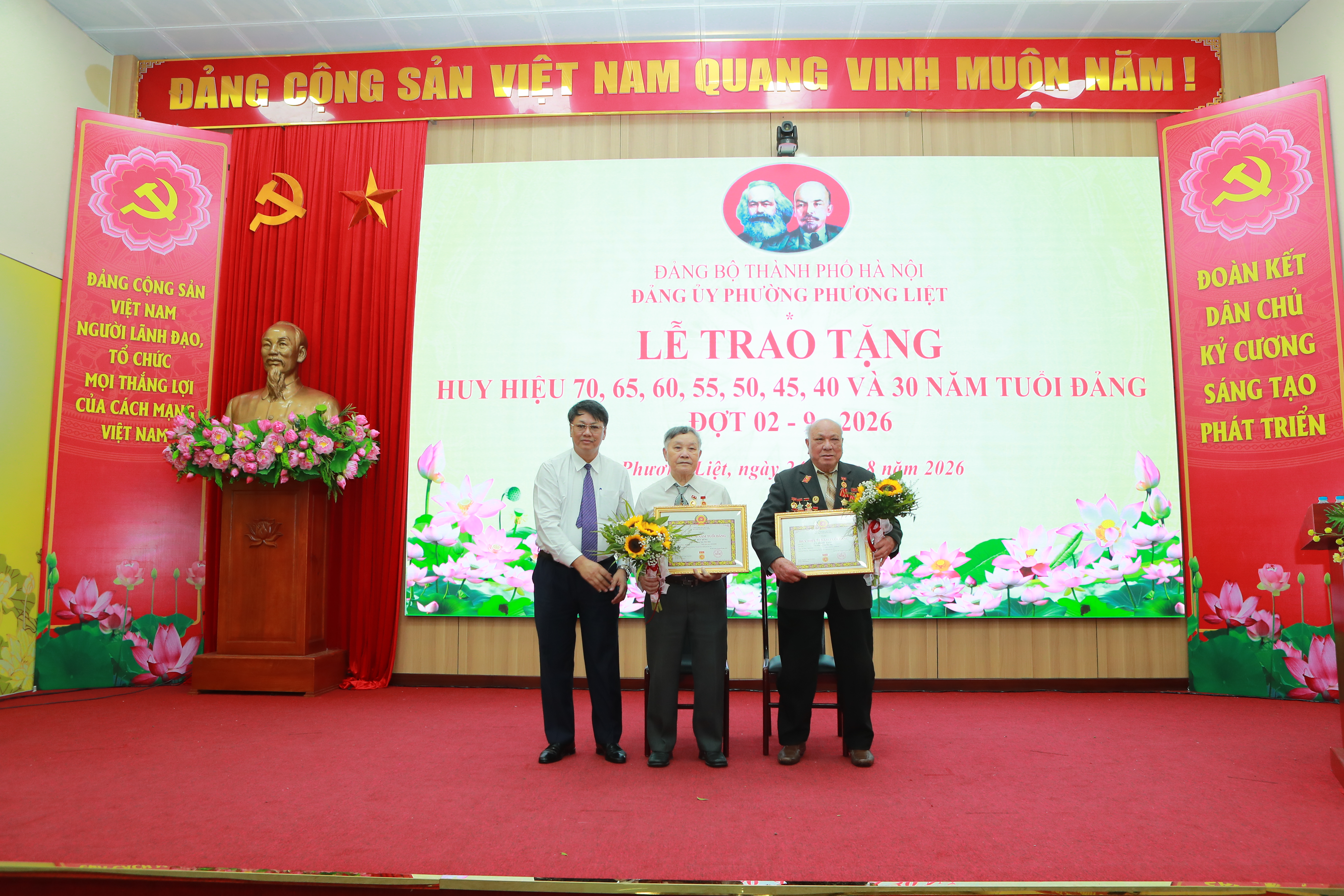 Phường Phương Liệt trao Huy hiệu Đảng, trân trọng những chặng đường son sắt với Đảng
