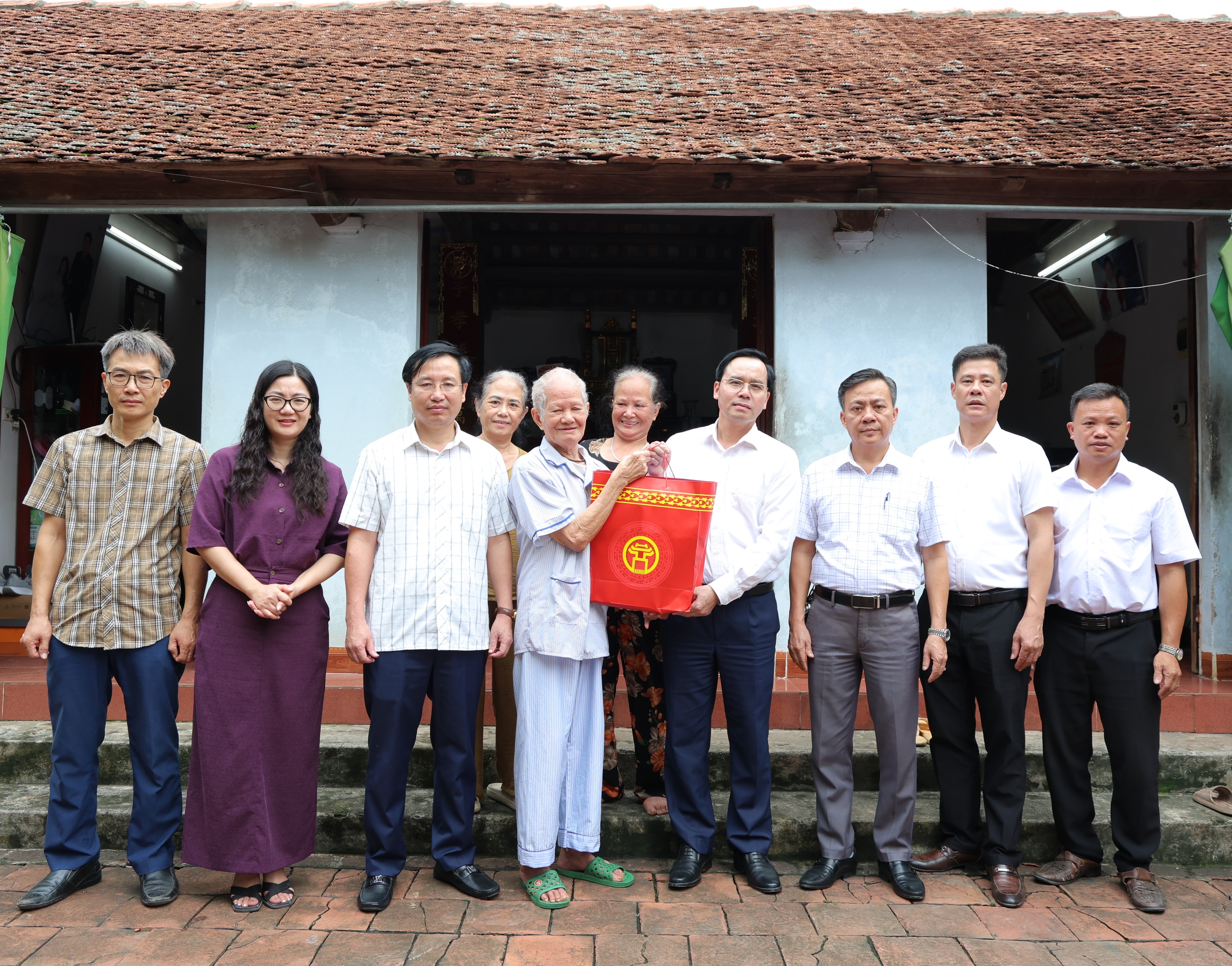 Lãnh đạo xã Phú Nghĩa thăm hỏi, tri ân các gia đình cách mạng dịp Quốc khánh 2-9