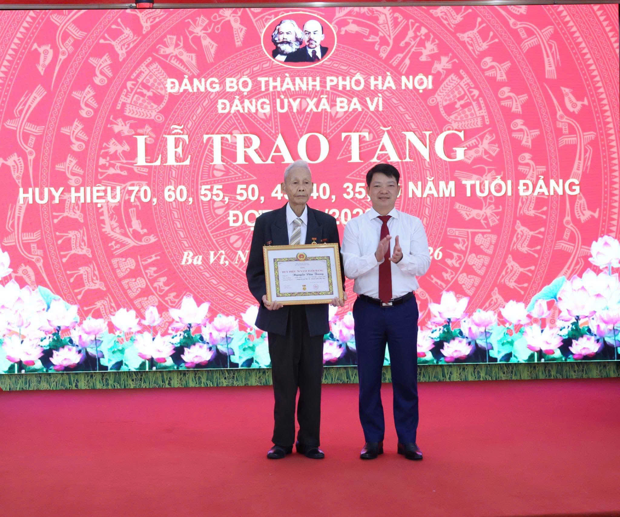 Đảng bộ xã Ba Vì trang trọng trao Huy hiệu Đảng tặng các đảng viên