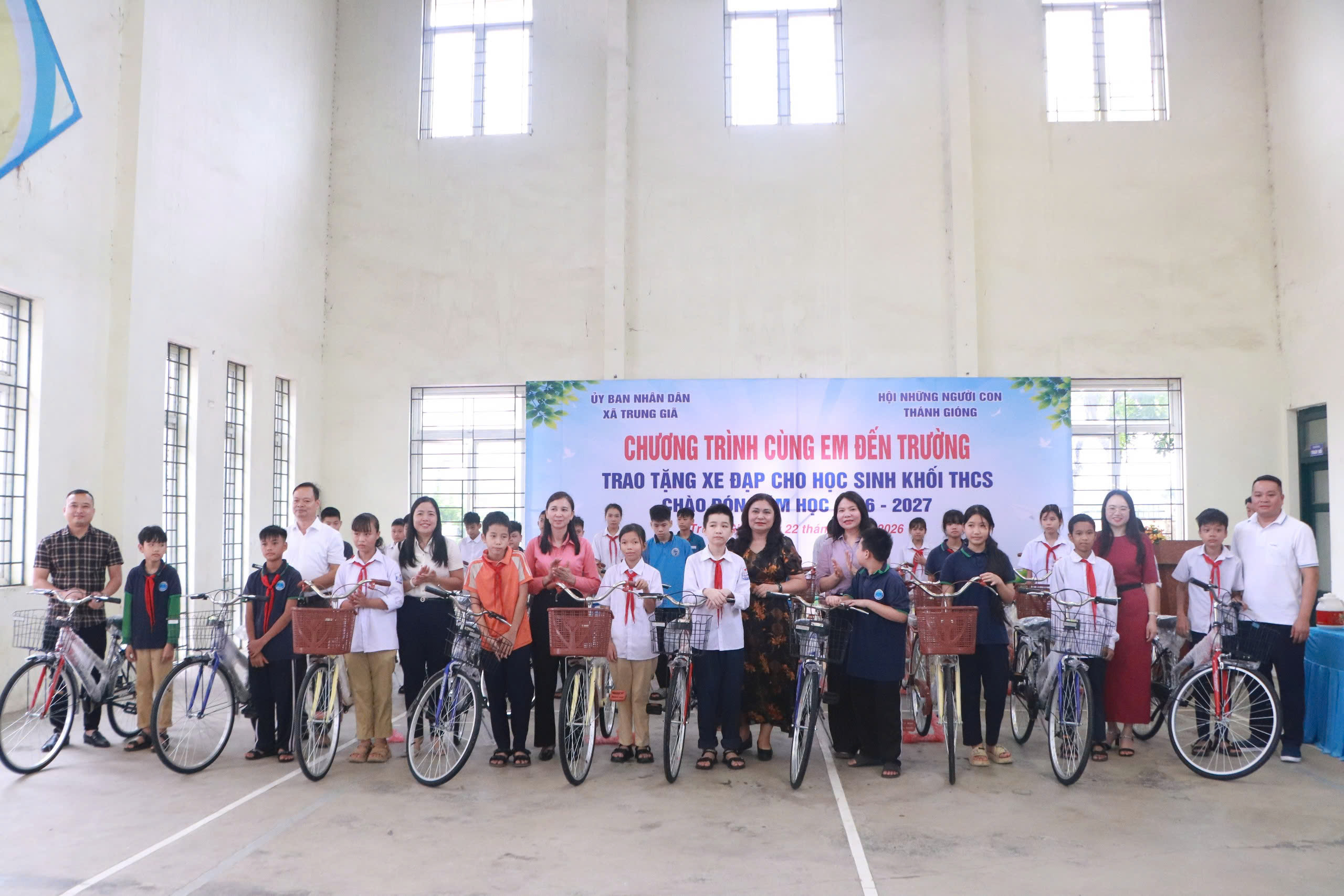 Chương trình “cùng em đến trường” tiếp sức học sinh khó khăn xã Trung Giã