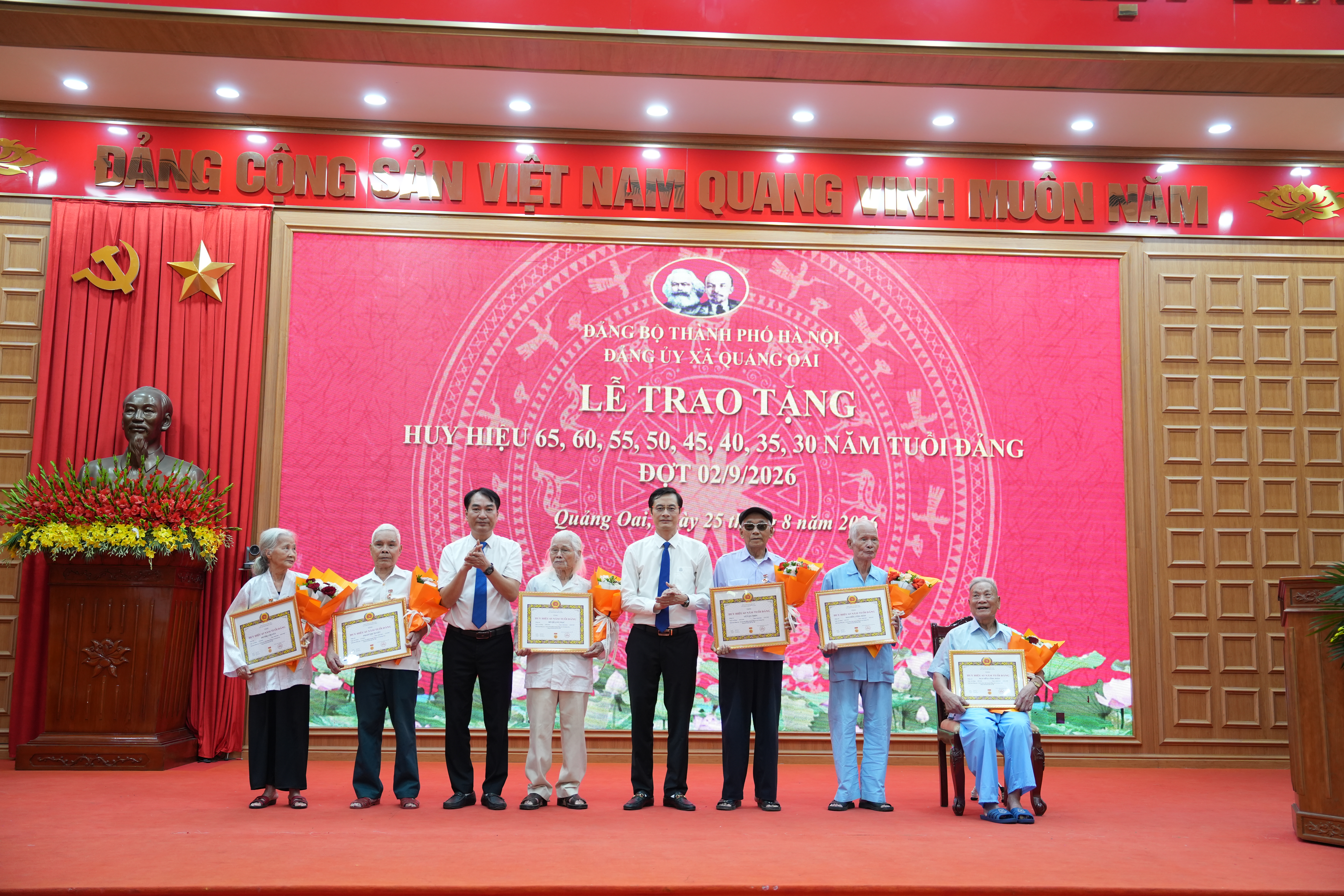 Xã Quảng Oai trao Huy hiệu Đảng, tôn vinh 67 đảng viên qua nhiều thế hệ