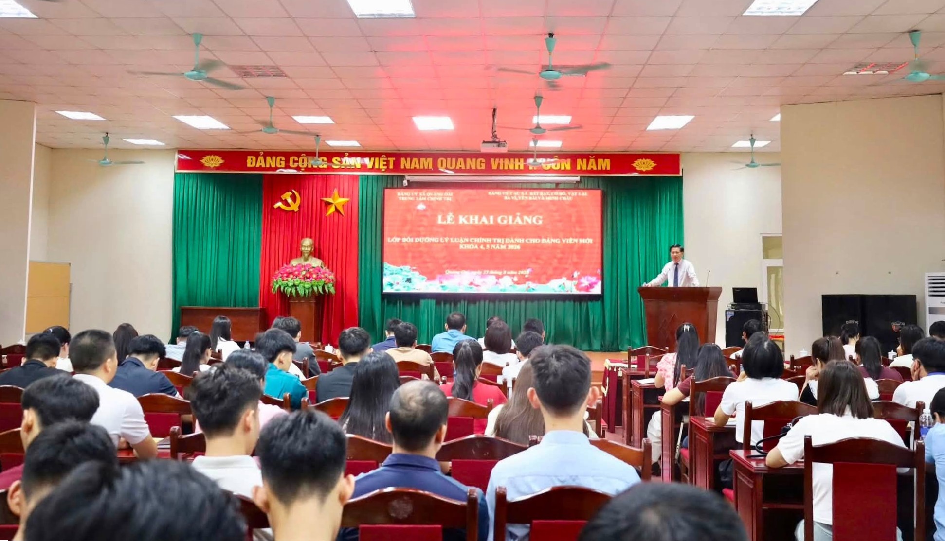 Xã Quảng Oai bồi đắp bản lĩnh chính trị, trách nhiệm tiên phong cho đảng viên mới