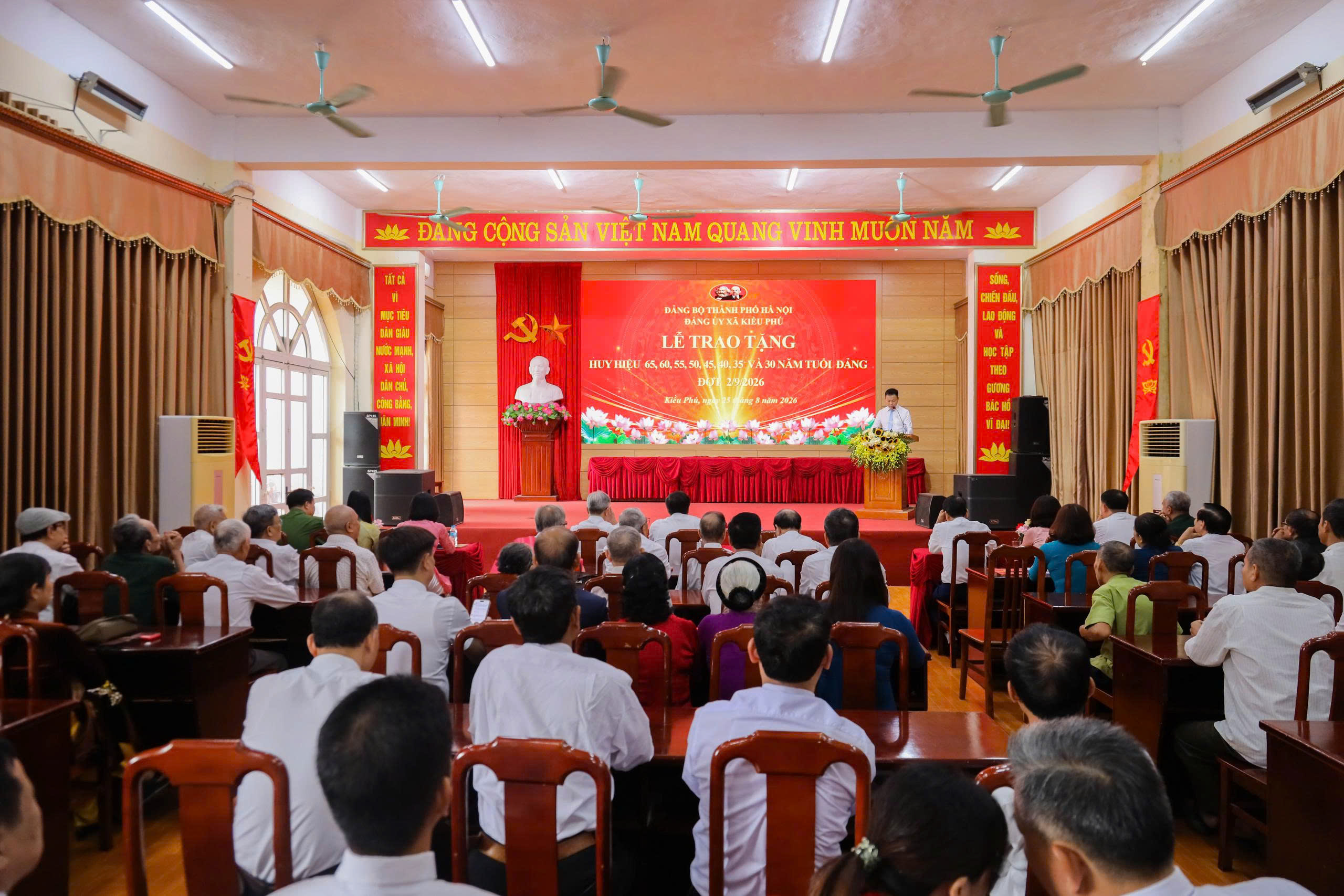 Xã Kiều Phú trao Huy hiệu Đảng, ghi dấu chặng đường cống hiến của 89 đảng viên
