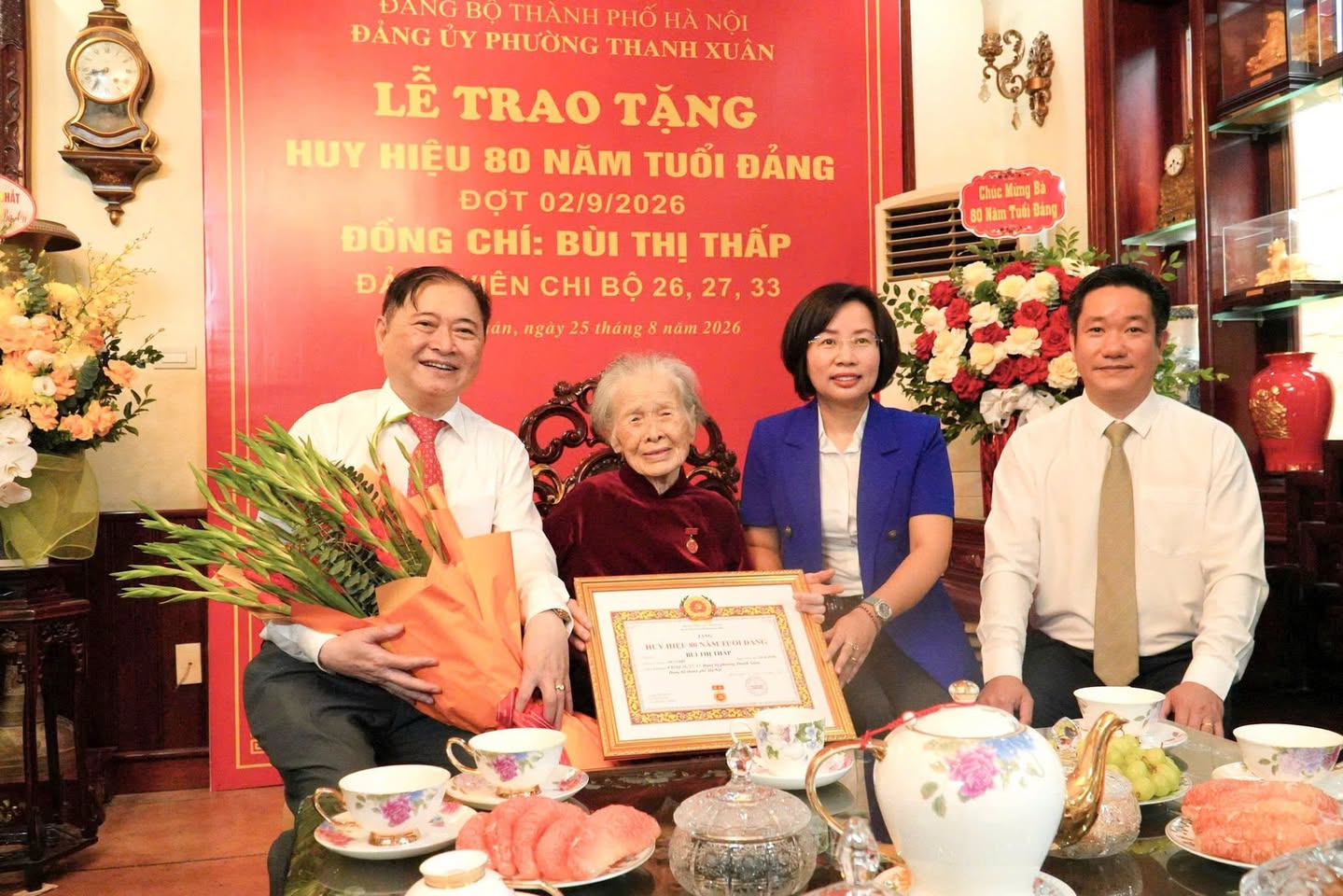 Trao Huy hiệu 80 năm tuổi Đảng tặng đảng viên lão thành Bùi Thị Thấp