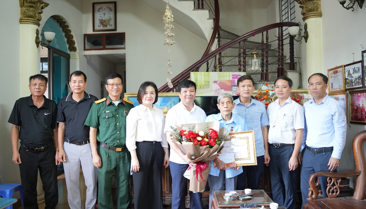 Xã Hoài Đức trao Huy hiệu Đảng tặng đảng viên, trân trọng những chặng đường cống hiến bền bỉ