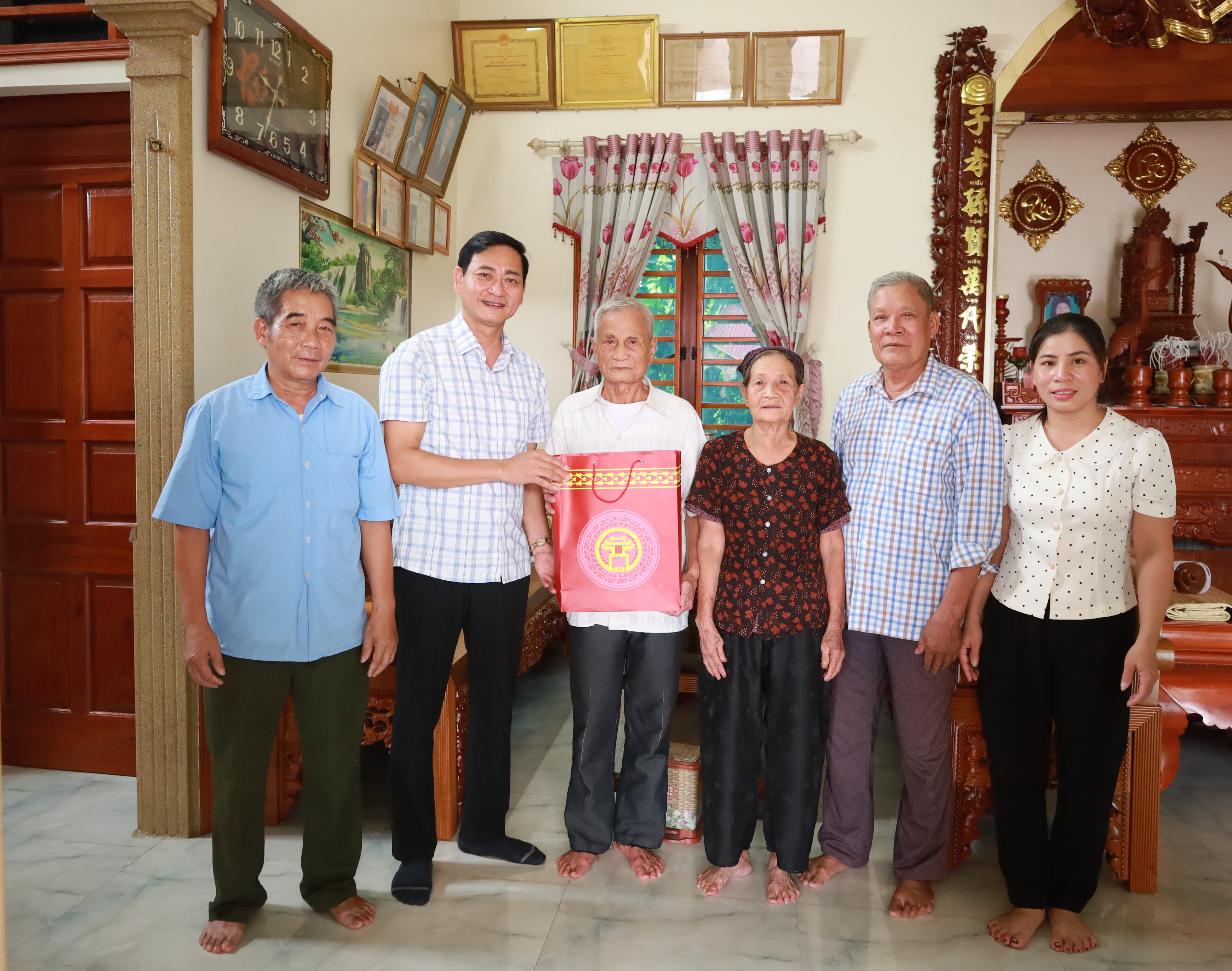 Xã Minh Châu thăm, tri ân người có công nhân dịp Quốc khánh 02-9