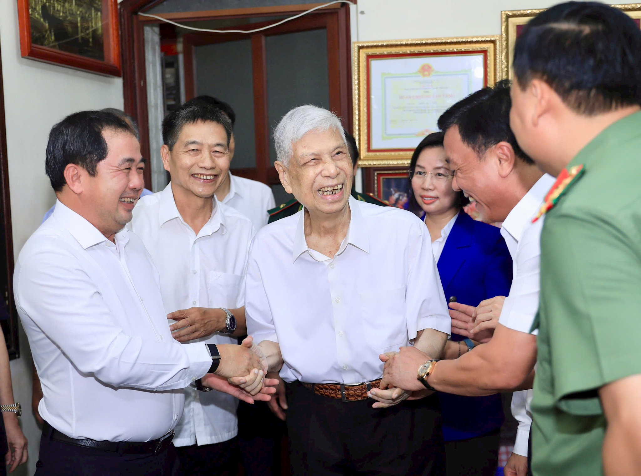 Bí thư Thành ủy Trần Đức Thắng thăm, tặng quà tri ân người có công với cách mạng