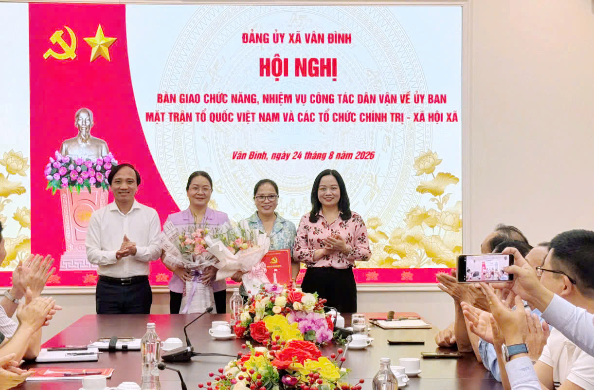 Xã Vân Đình bàn giao nhiệm vụ tham mưu công tác dân vận về MTTQ và các tổ chức chính trị - xã hội xã