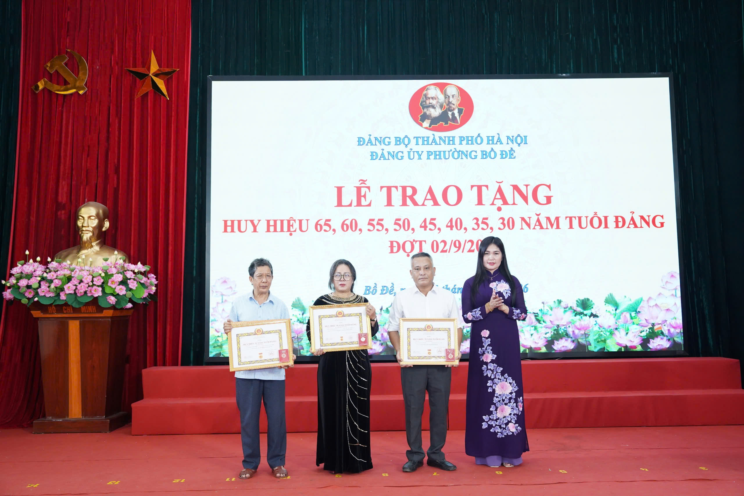 Phường Bồ Đề trao Huy hiệu Đảng, trân trọng những chặng đường cống hiến bền bỉ