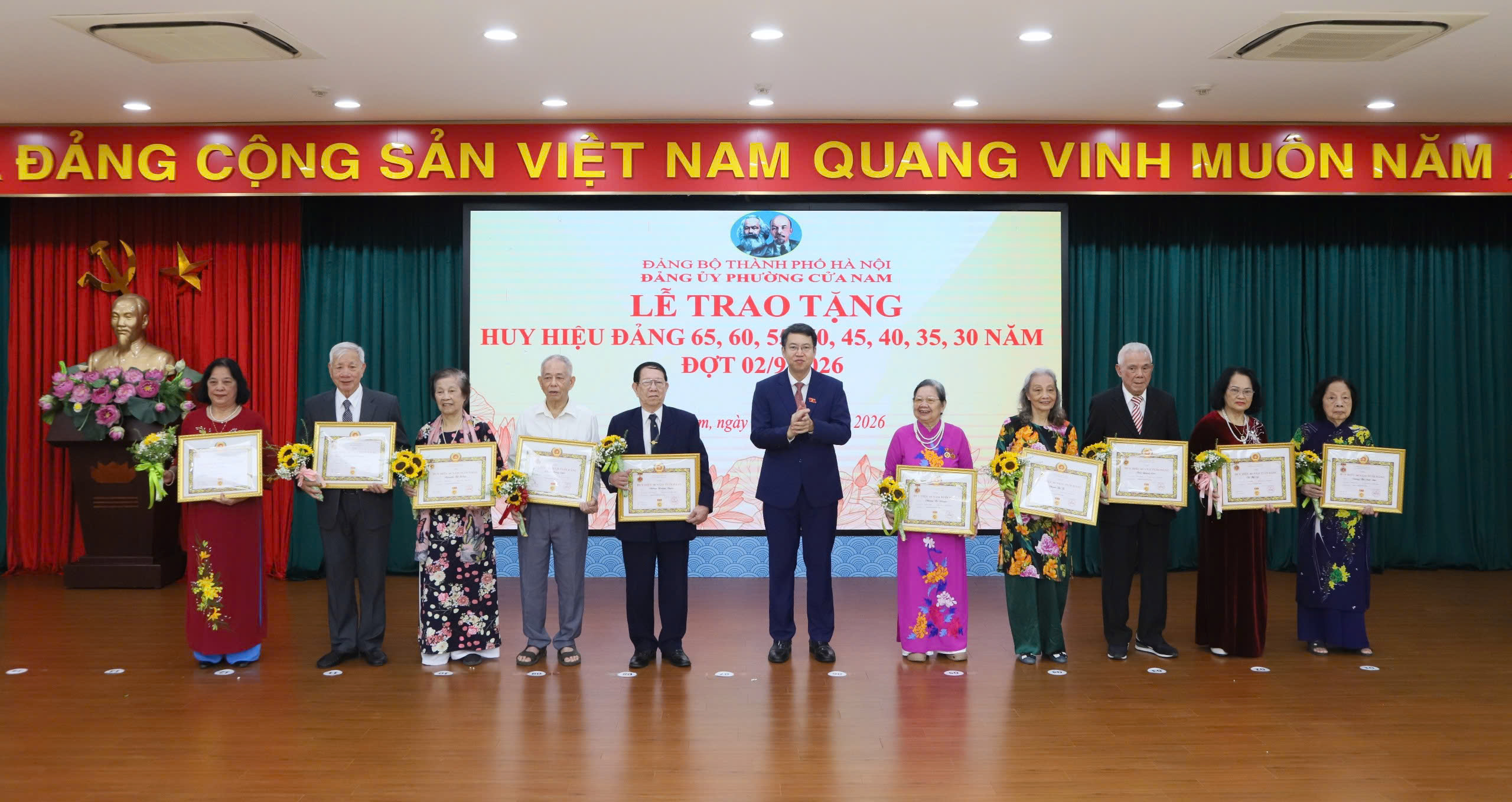 Phường Cửa Nam tri ân 183 đảng viên được trao tặng Huy hiệu Đảng dịp Quốc khánh 2-9