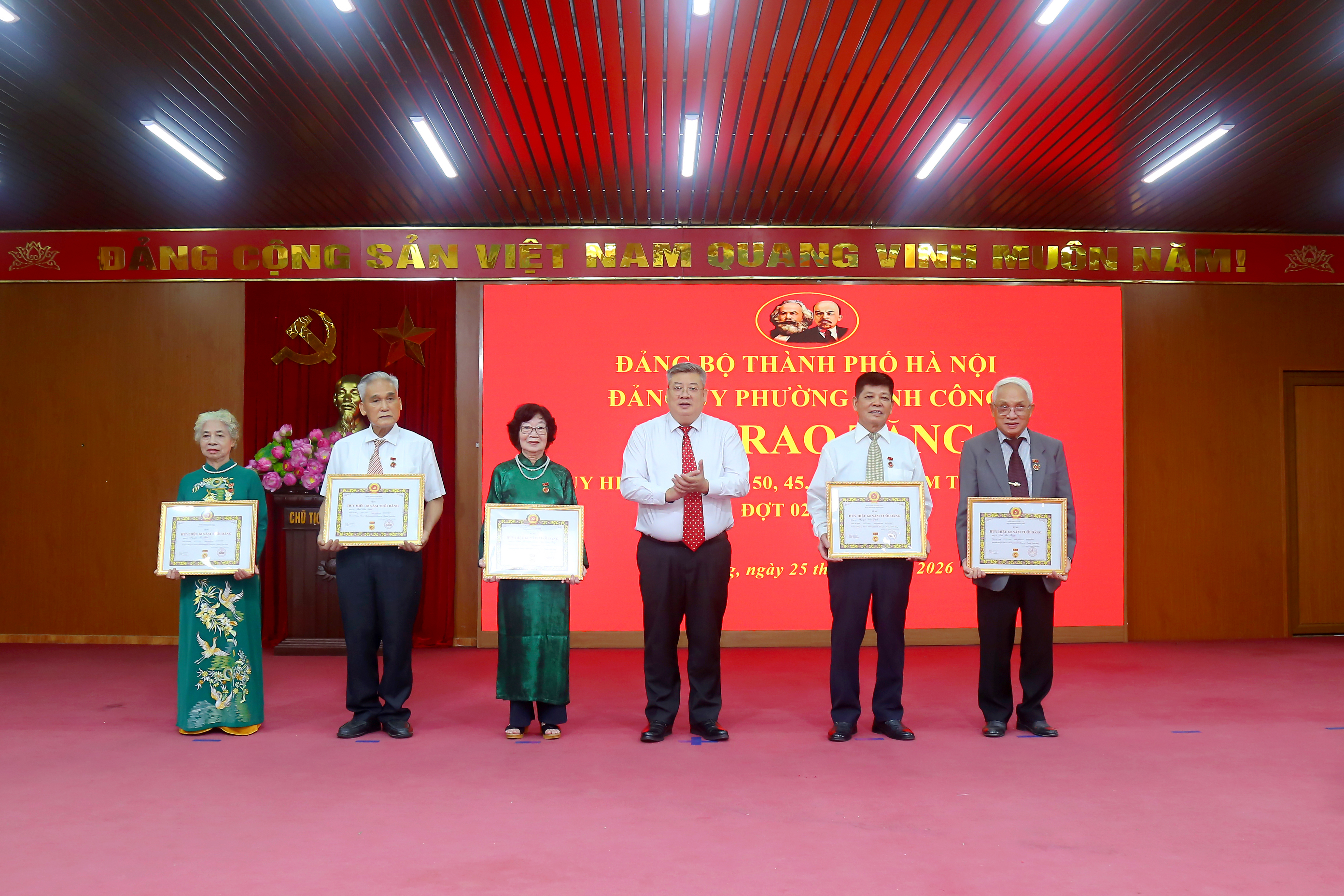 Phường Định Công trao Huy hiệu Đảng, tôn vinh 192 đảng viên qua nhiều thế hệ
