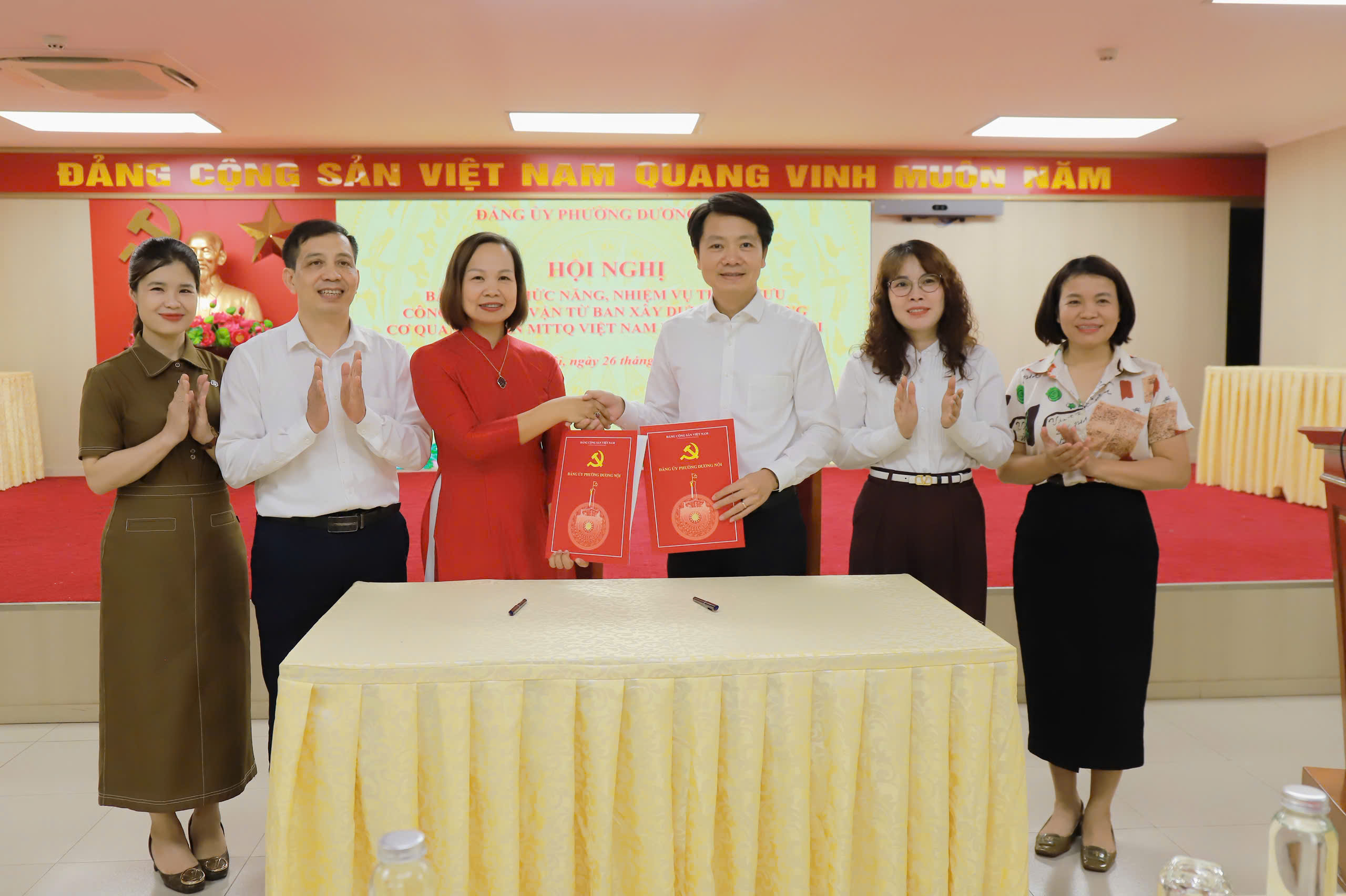 Phường Dương Nội bàn giao chức năng, nhiệm vụ tham mưu về công tác dân vận, nâng hiệu quả công tác dân vận từ cơ sở