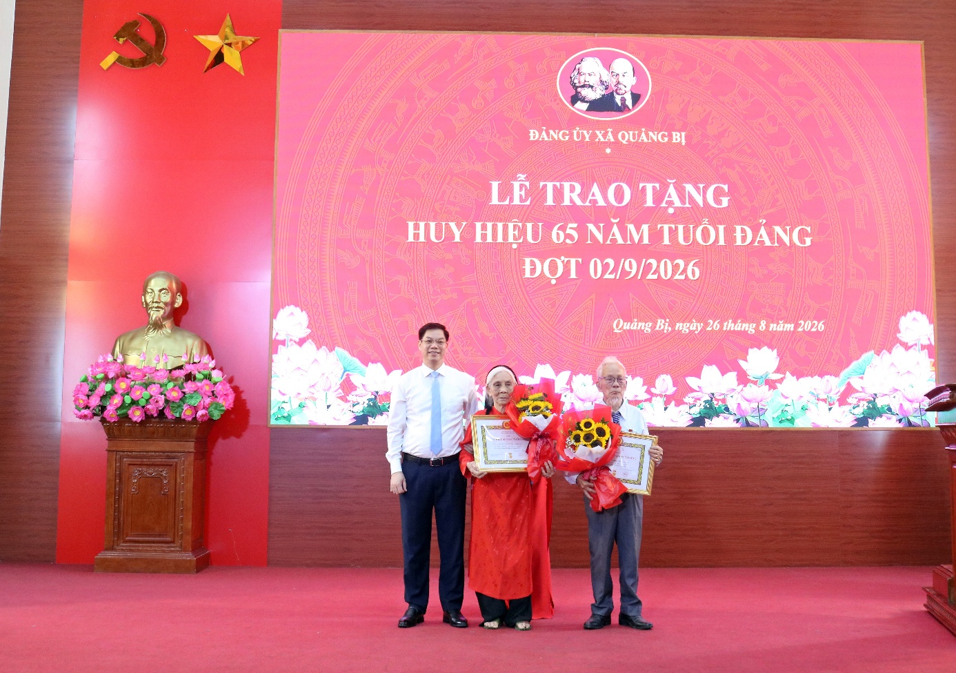 Xã Quảng Bị trao Huy hiệu Đảng, tôn vinh 58 đảng viên qua những chặng đường cống hiến