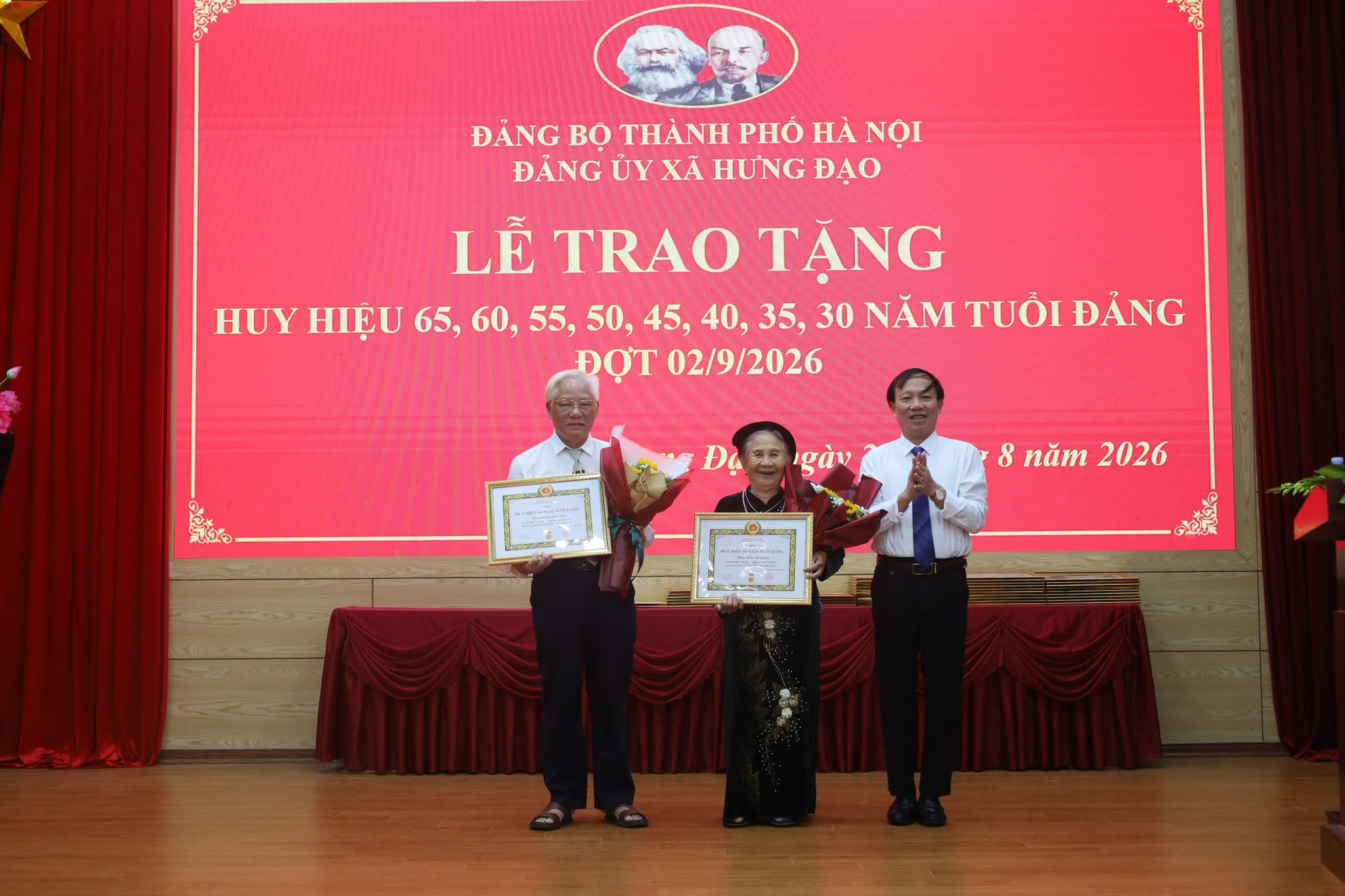 Xã Hưng Đạo trao Huy hiệu Đảng đợt 02-9 tặng các đảng viên trên địa bàn xã