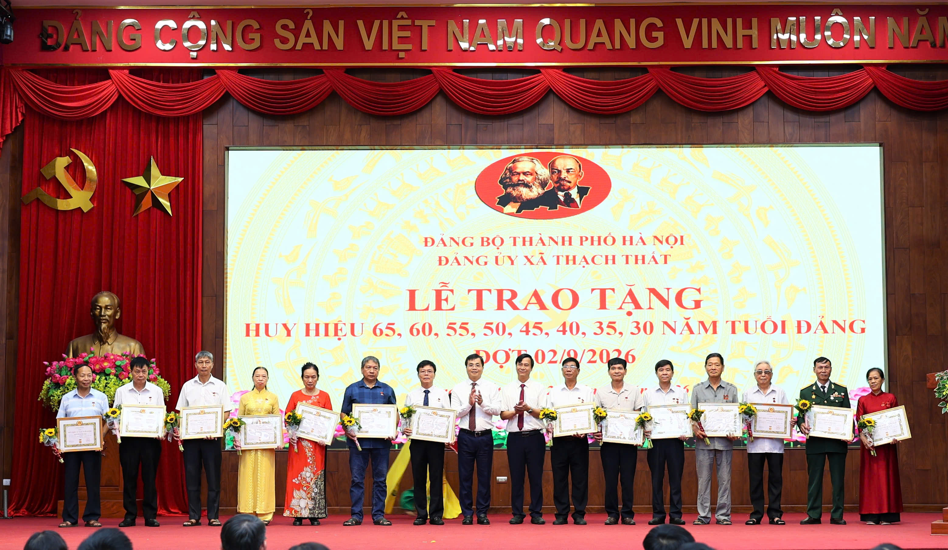 Xã Thạch Thất tôn vinh 133 đảng viên qua những chặng đường cống hiến