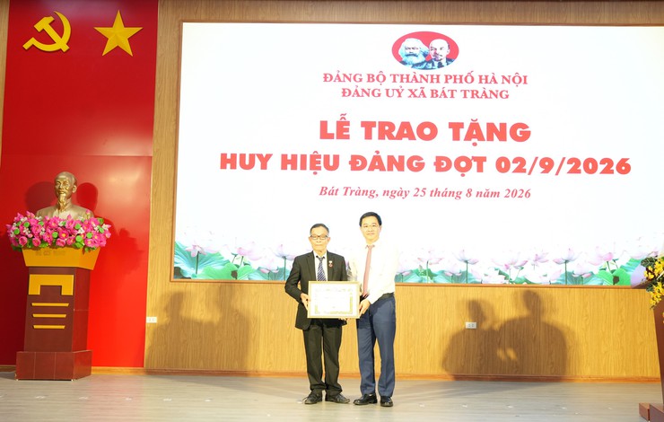 Xã Bát Tràng trao Huy hiệu Đảng, trân trọng những chặng đường cống hiến
