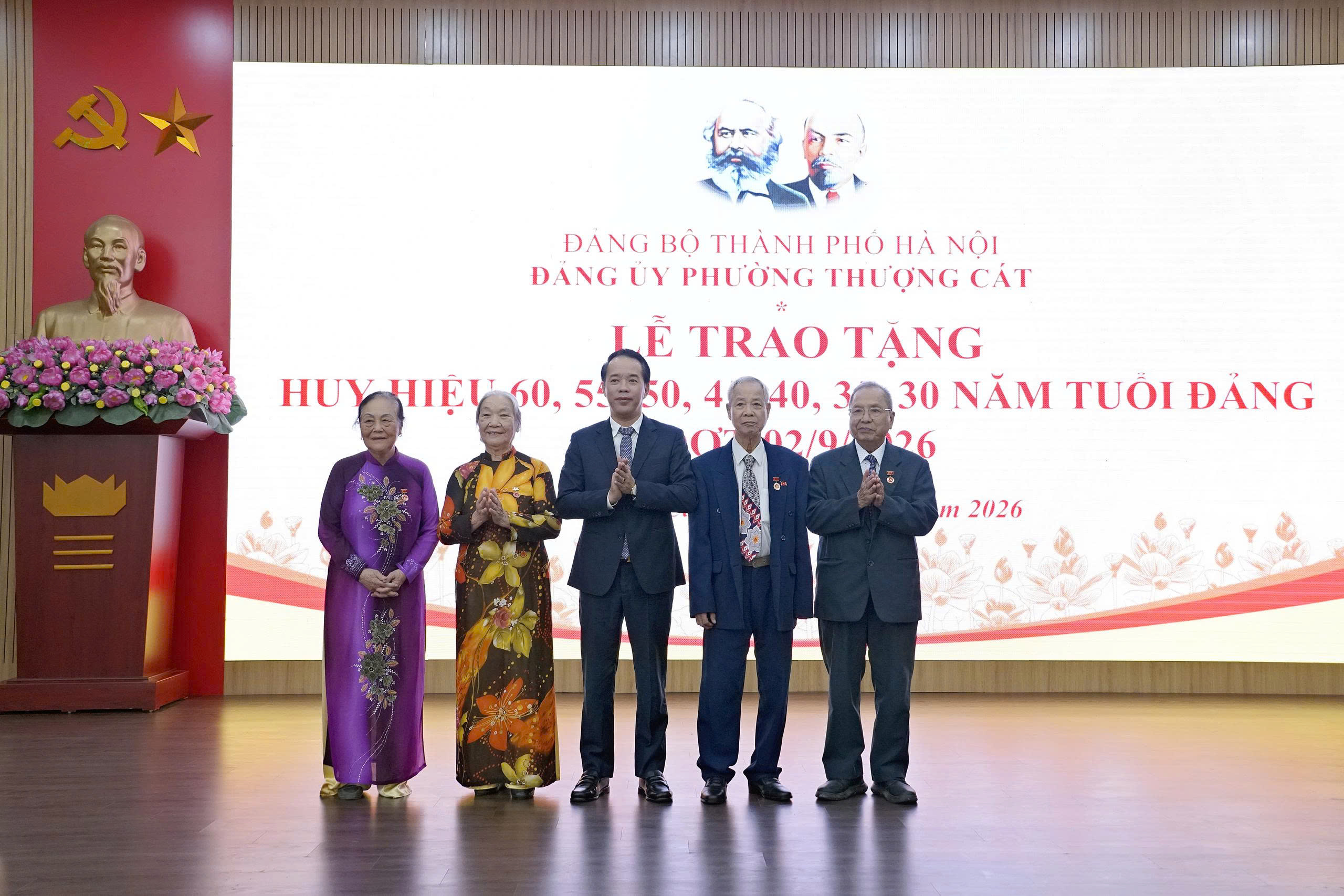 Phường Thượng Cát trao Huy hiệu Đảng, tôn vinh những chặng đường cống hiến bền bỉ