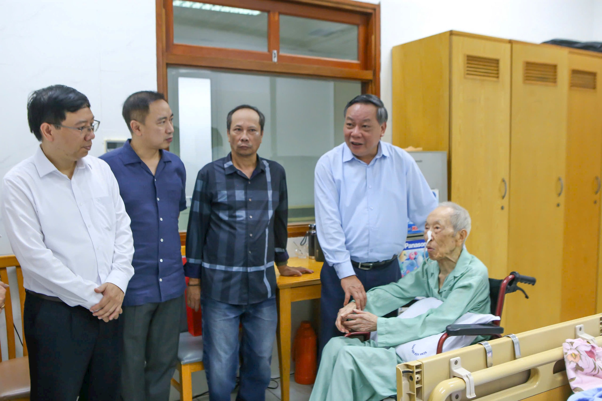 Phó Bí thư Thành ủy Nguyễn Văn Phong thăm, tặng quà tri ân đồng chí Lê Đức Vân