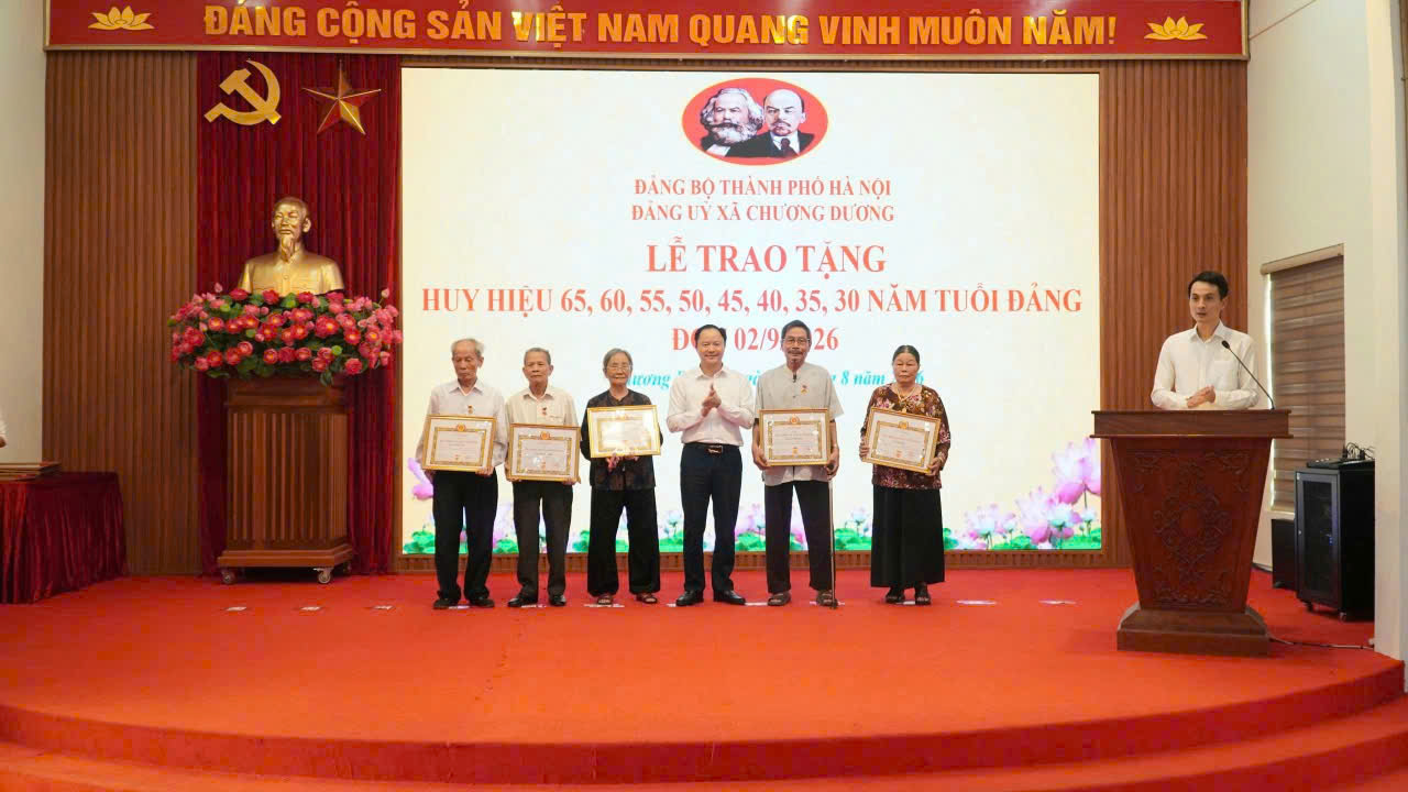 Xã Chương Dương tôn vinh 71 đảng viên, tiếp nối những chặng đường bền bỉ cống hiến