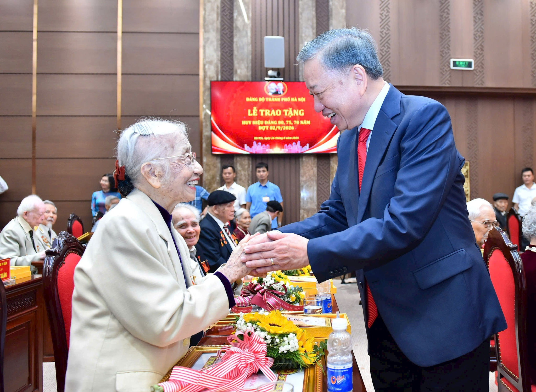 Tổng Bí thư, Chủ tịch nước Tô Lâm trao Huy hiệu Đảng tặng các đảng viên lão thành Hà Nội