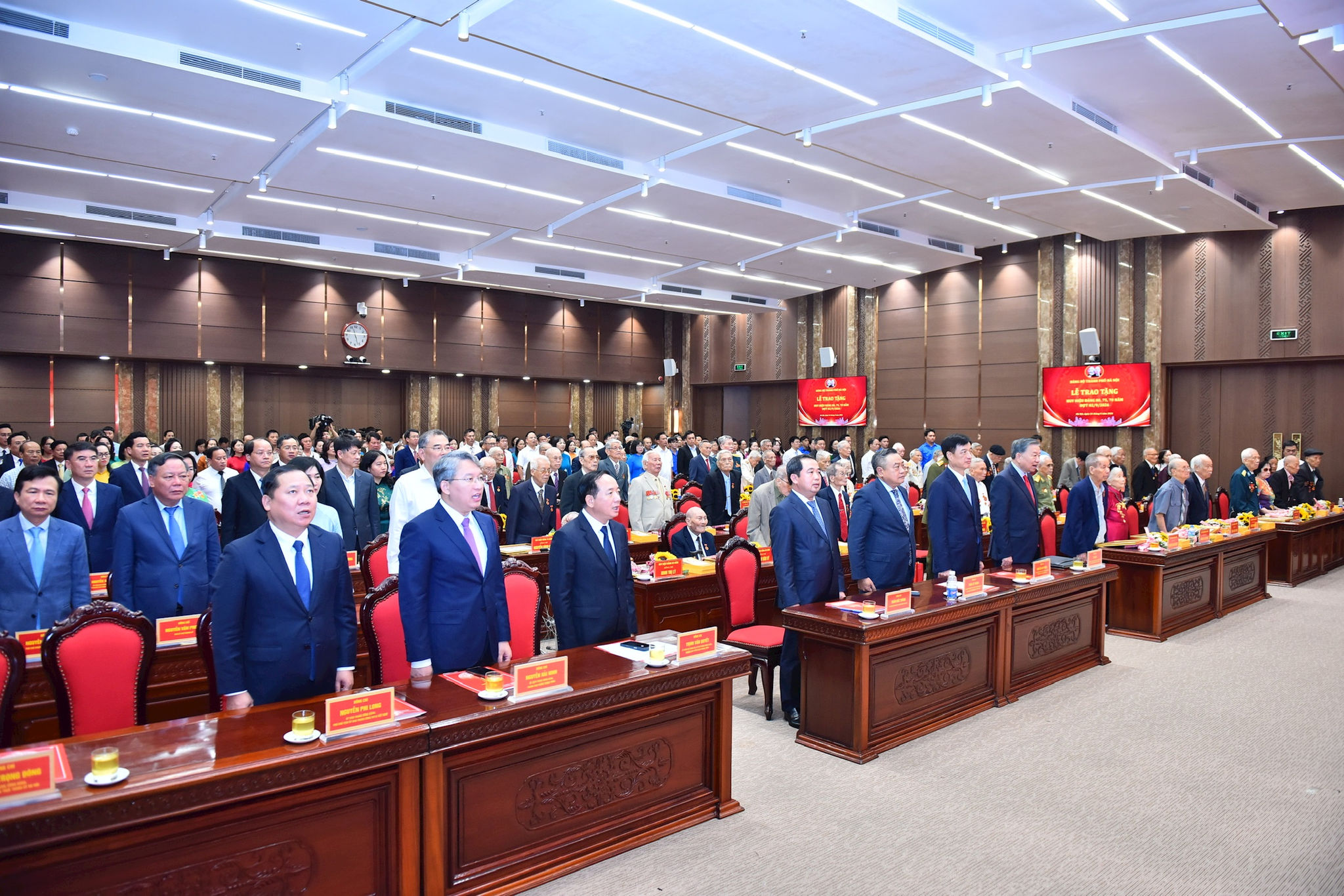 Tổng Bí thư, Chủ tịch nước Tô Lâm trao Huy hiệu Đảng tặng các đảng viên lão thành Thủ đô