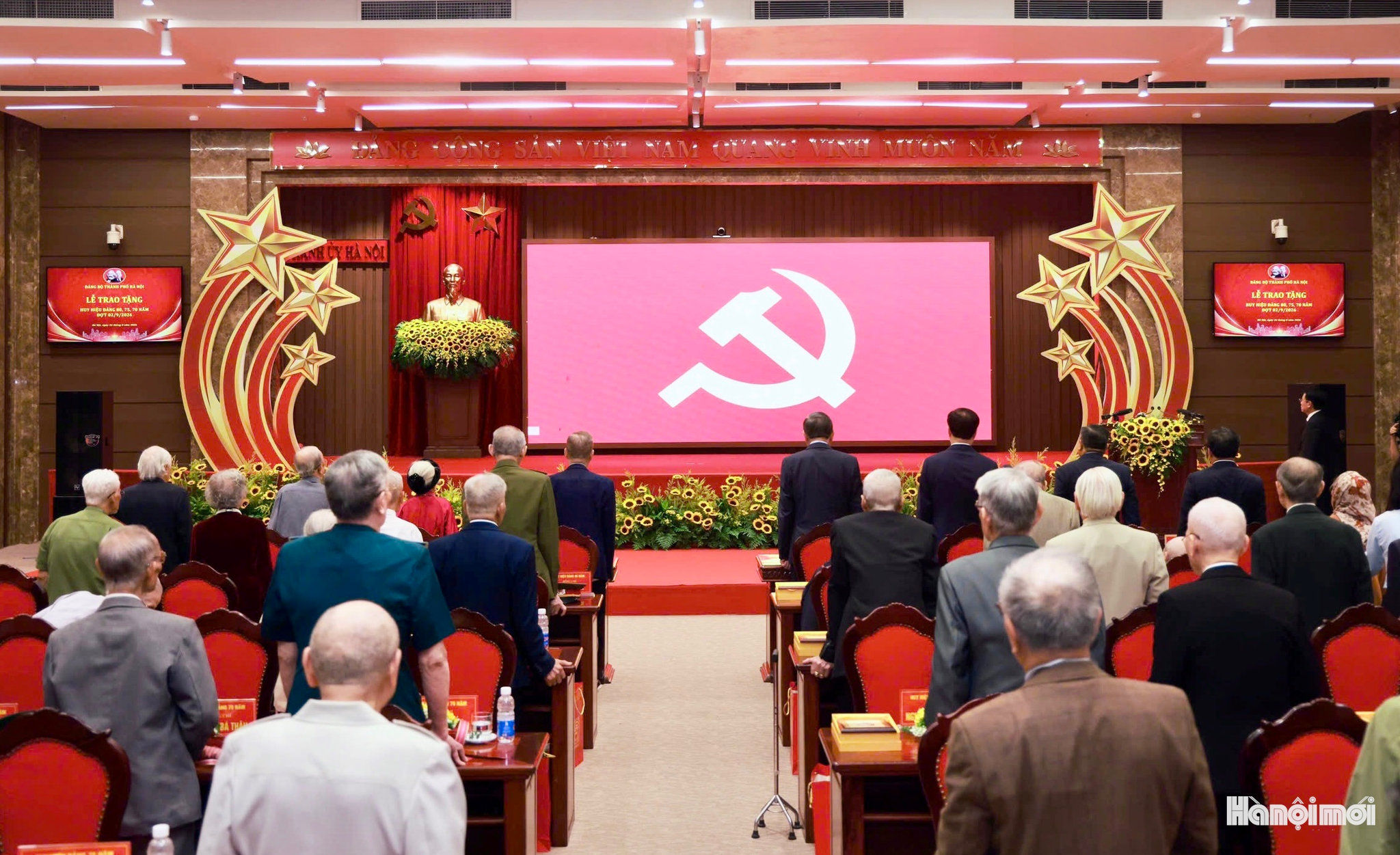 Các đồng chí lãnh đạo Đảng, Nhà nước trao Huy hiệu đảng tặng đảng viên lão thành đợt 2-9
