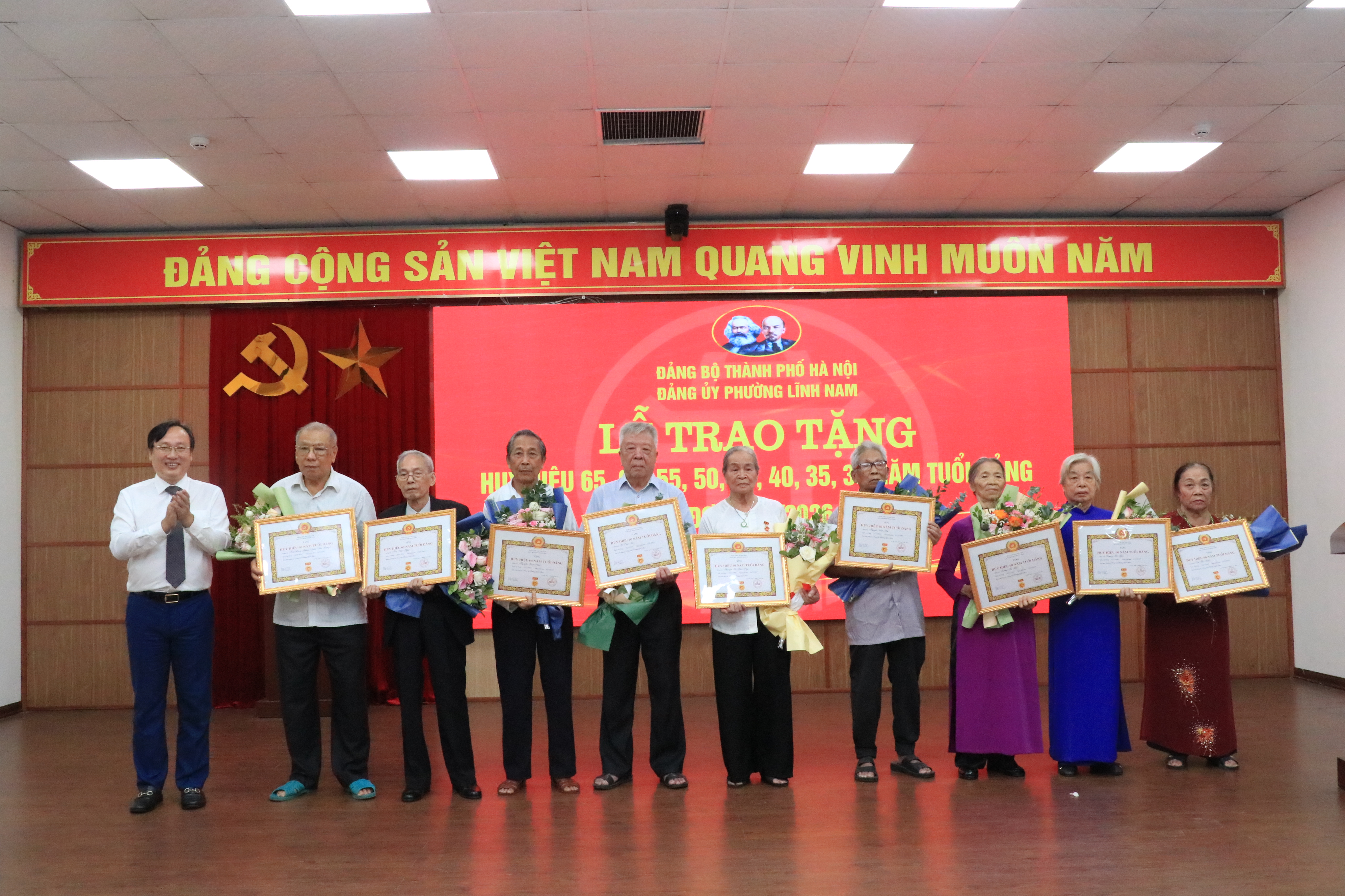 Phường Lĩnh Nam tôn vinh 27 đảng viên, lan tỏa giá trị nêu gương qua nhiều thế hệ