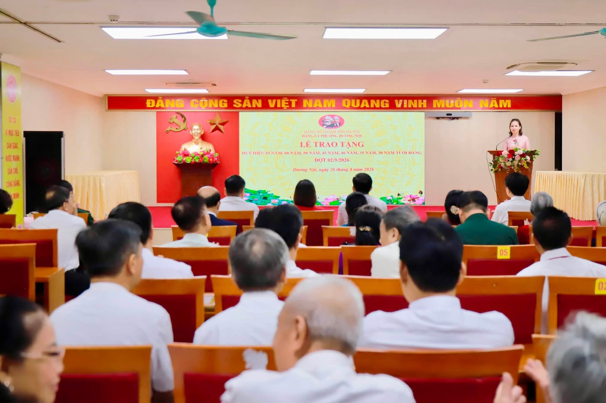 Phường Dương Nội tôn vinh 85 đảng viên, tiếp nối sức mạnh từ những chặng đường cống hiến