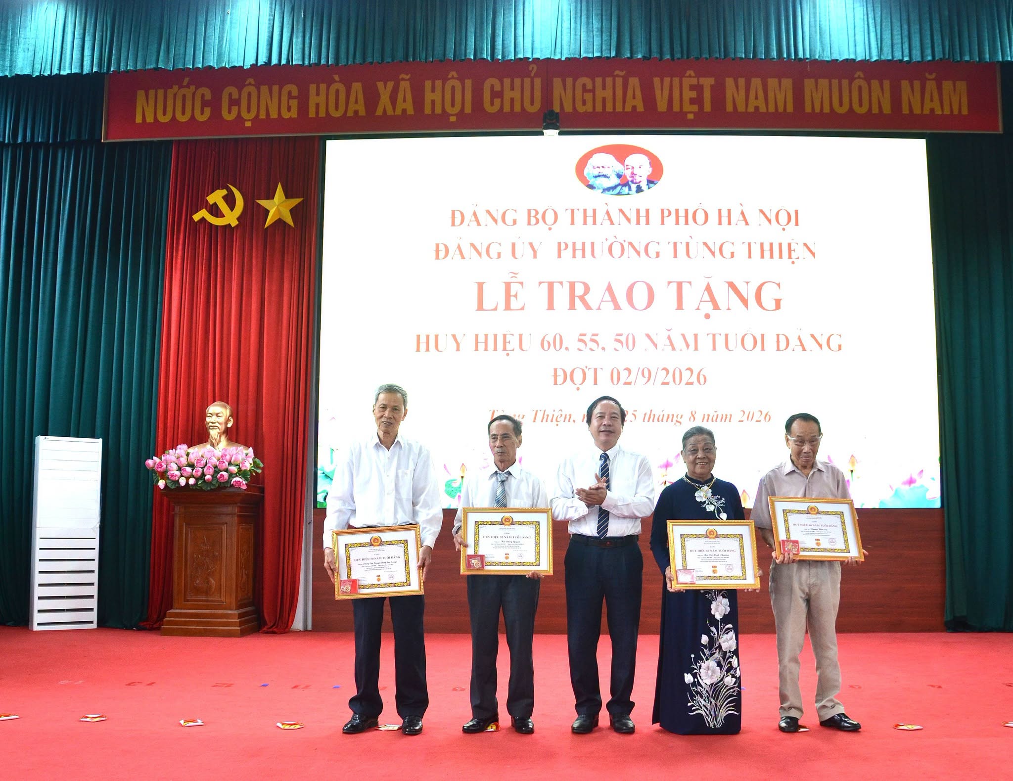 Phường Tùng Thiện tôn vinh những chặng đường bền bỉ cống hiến, lan tỏa tinh thần “Tuổi cao - Gương sáng”