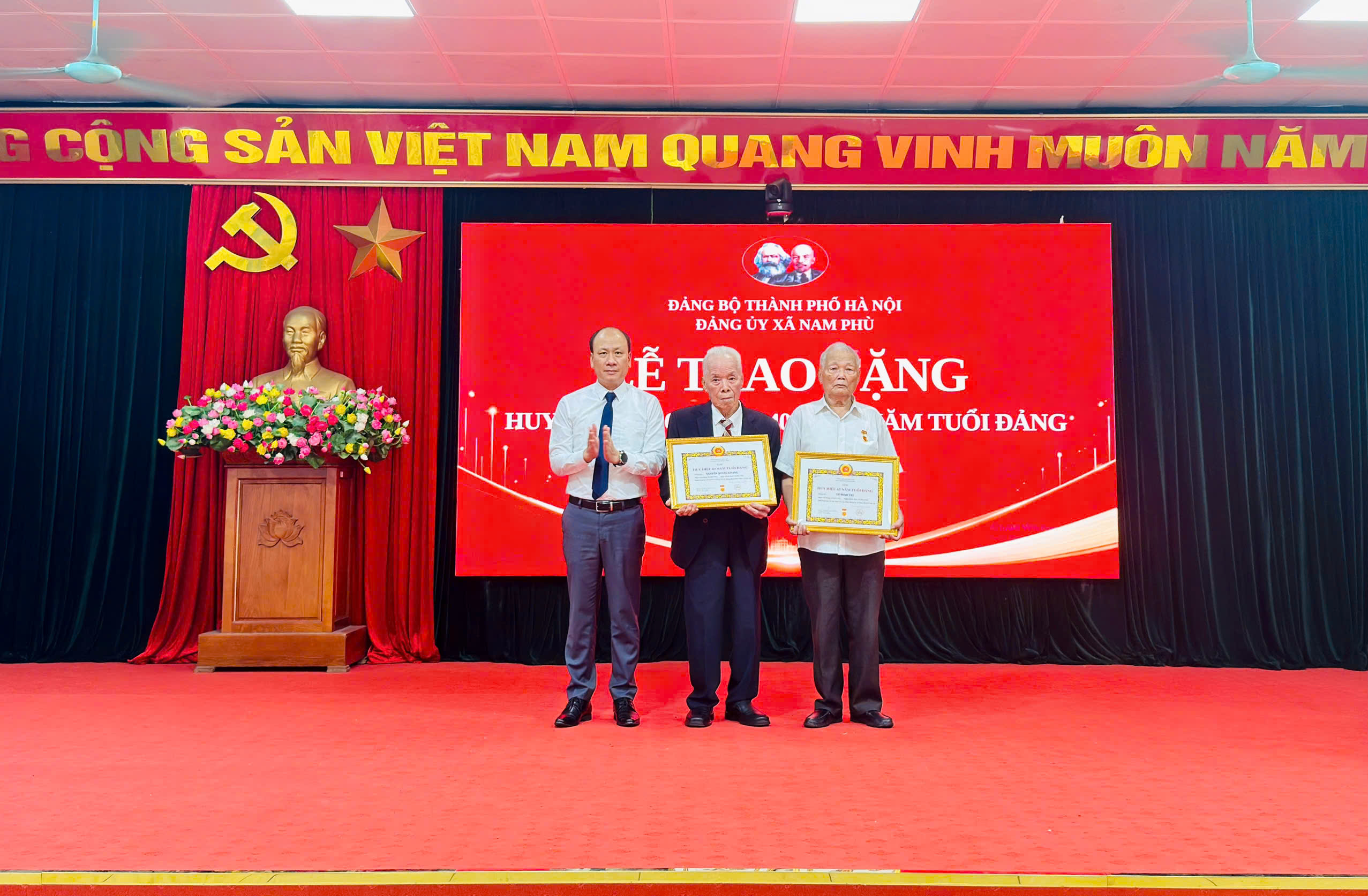 Xã Nam Phù trao Huy hiệu Đảng, tiếp nối giá trị từ những chặng đường bền bỉ cống hiến