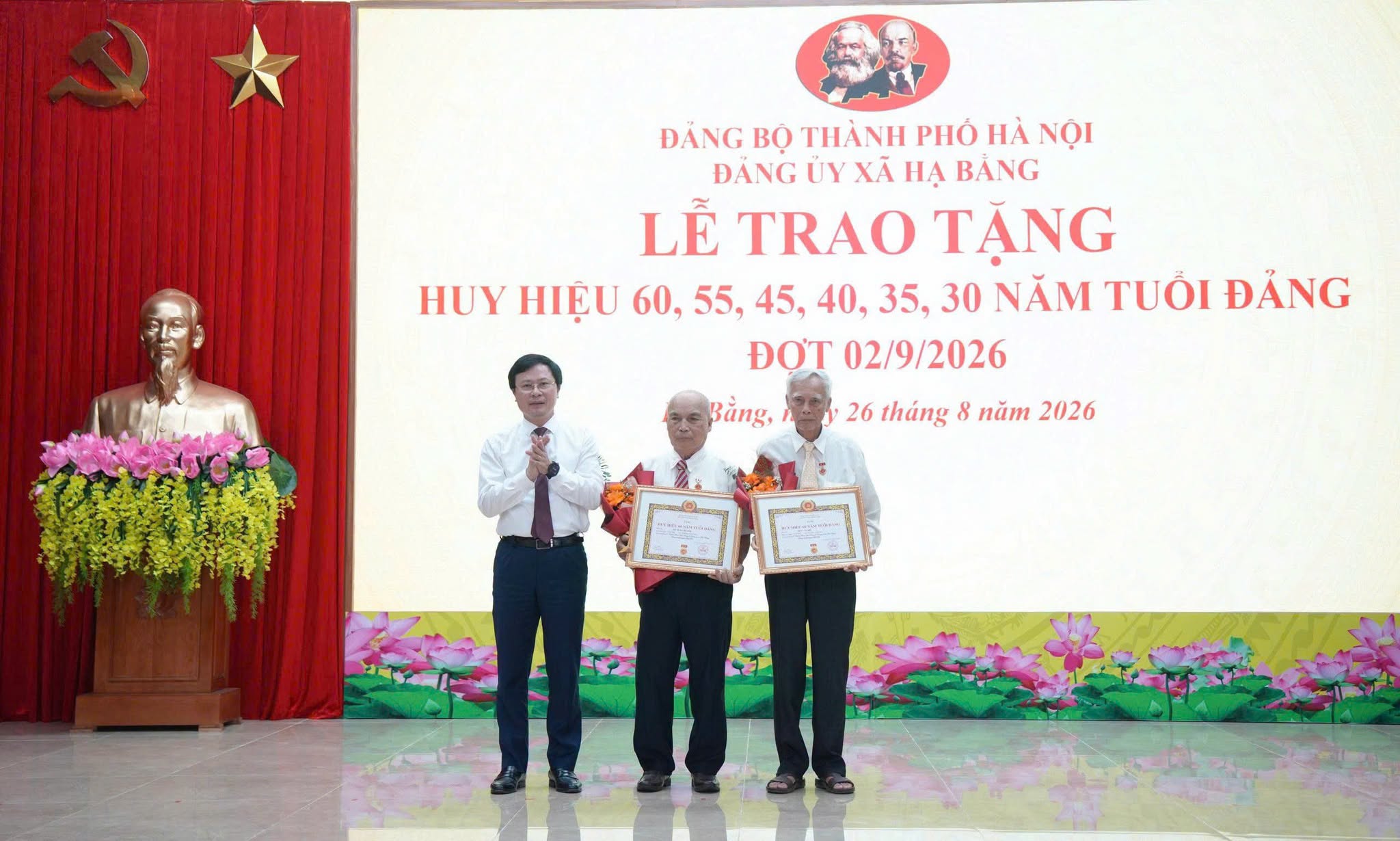 Xã Hạ Bằng trao Huy hiệu Đảng, ghi nhận chặng đường cống hiến của 65 đảng viên