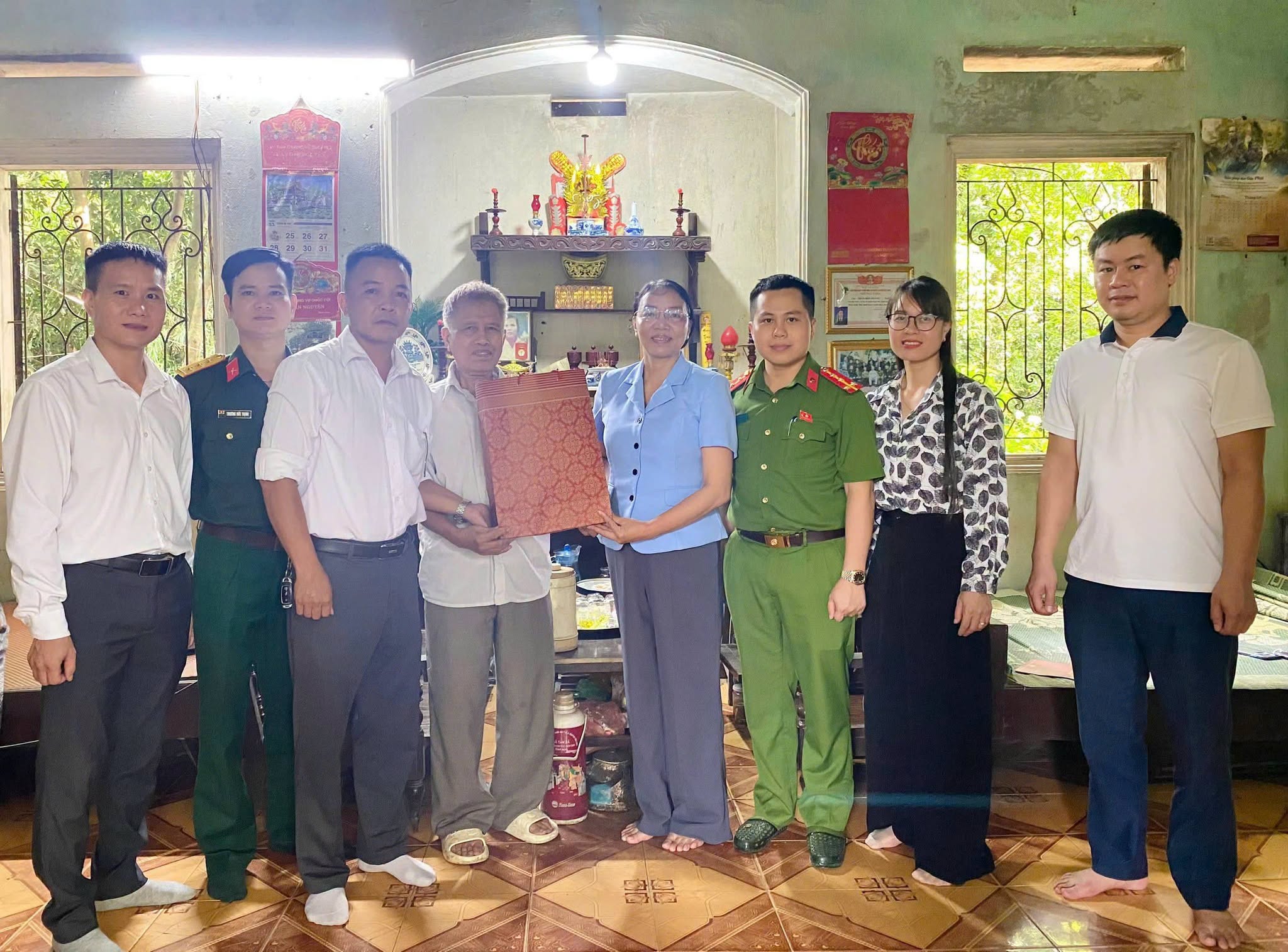 Xã Hạ Bằng tổ chức 4 đoàn đi thăm, tặng quà người có công nhân dịp Quốc khánh 02-9