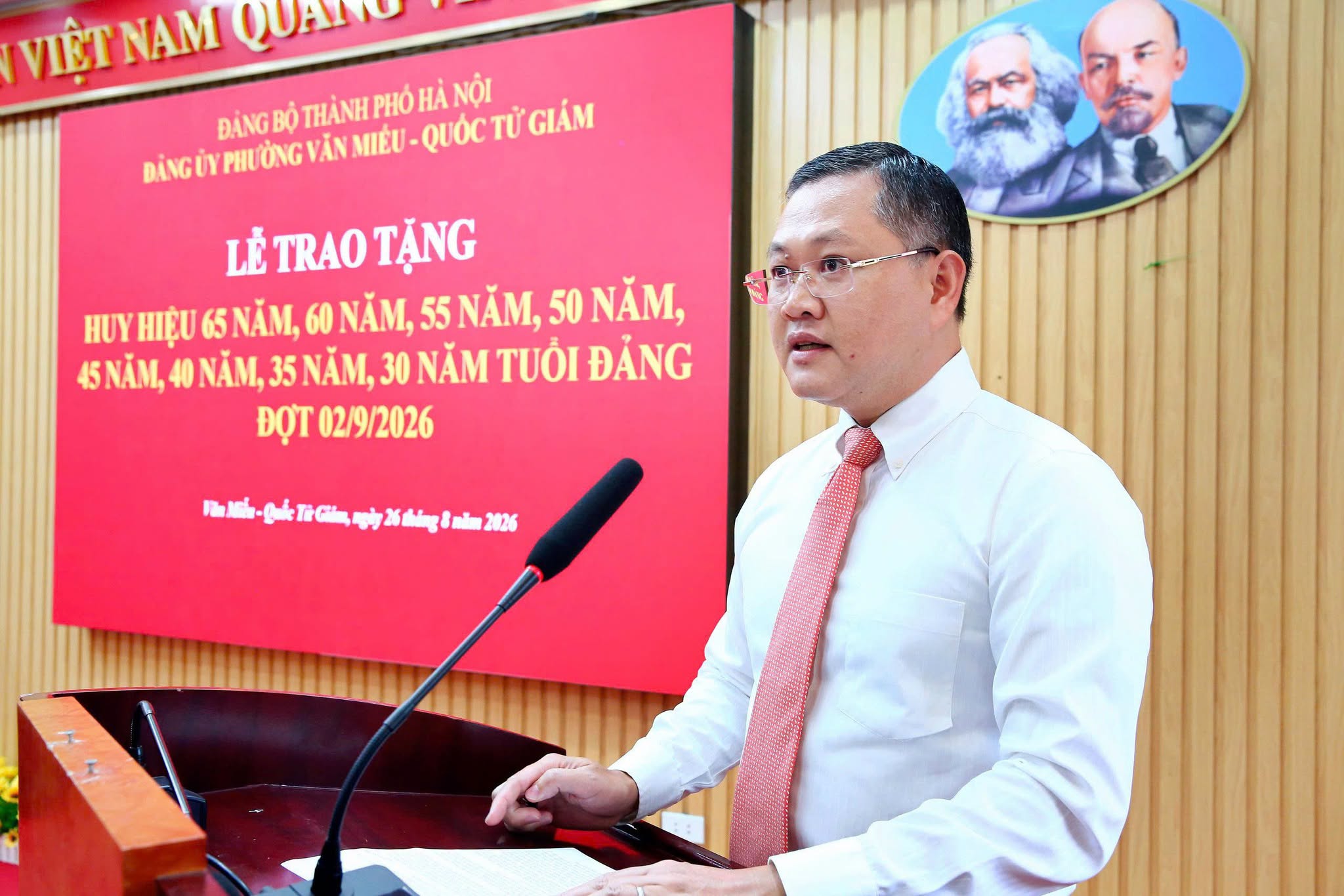 245 đảng viên phường Văn Miếu - Quốc Tử Giám vinh dự nhận Huy hiệu Đảng dịp 2-9