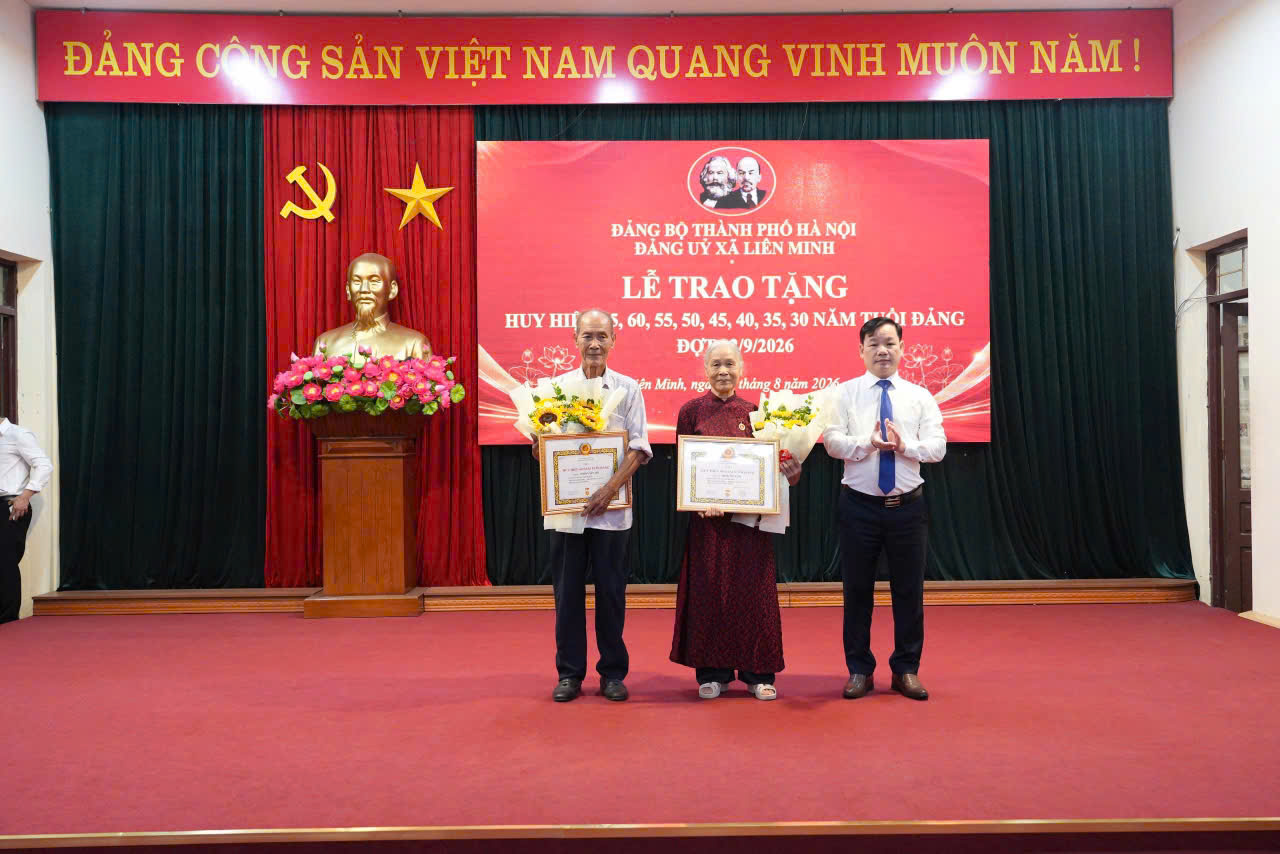 Xã Liên Minh trao Huy hiệu Đảng tặng 56 đảng viên