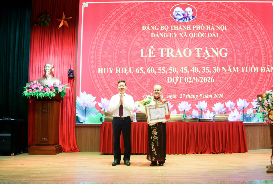 Xã Quốc Oai trang trọng trao Huy hiệu Đảng, bồi đắp sức mạnh xây dựng Đảng từ truyền thống