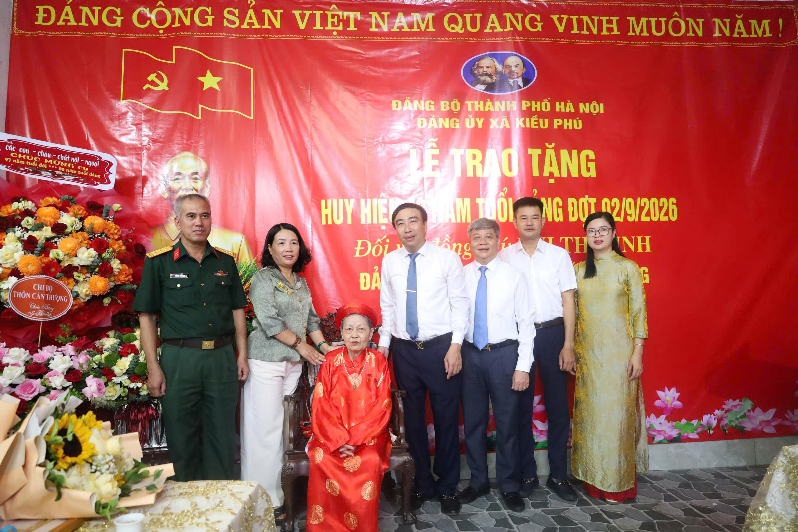 Trân trọng trao Huy hiệu 80 năm tuổi Đảng tặng đồng chí Bùi Thị Sinh