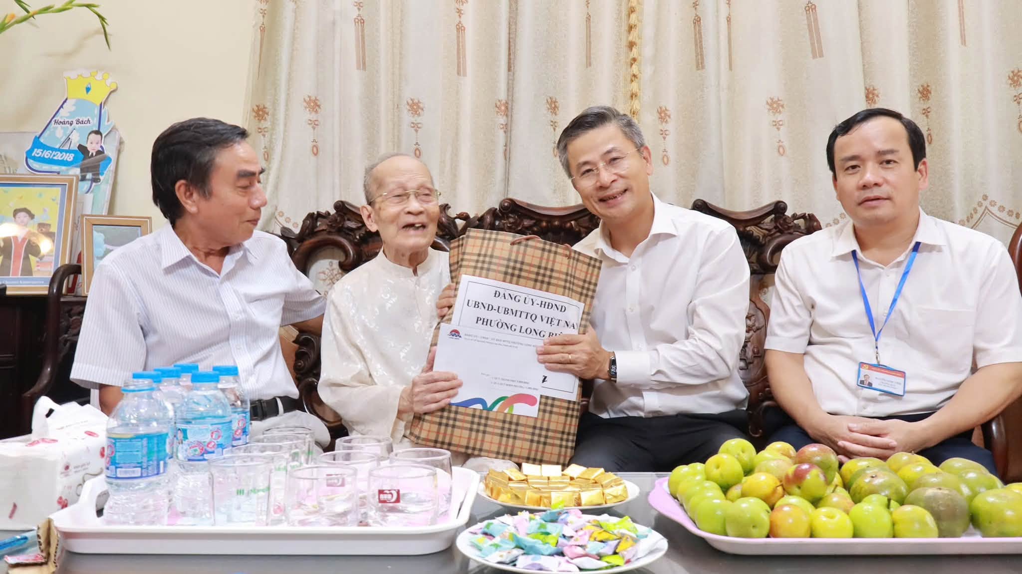Phường Long Biên tri ân người có công, lan tỏa đạo lý “Uống nước nhớ nguồn”