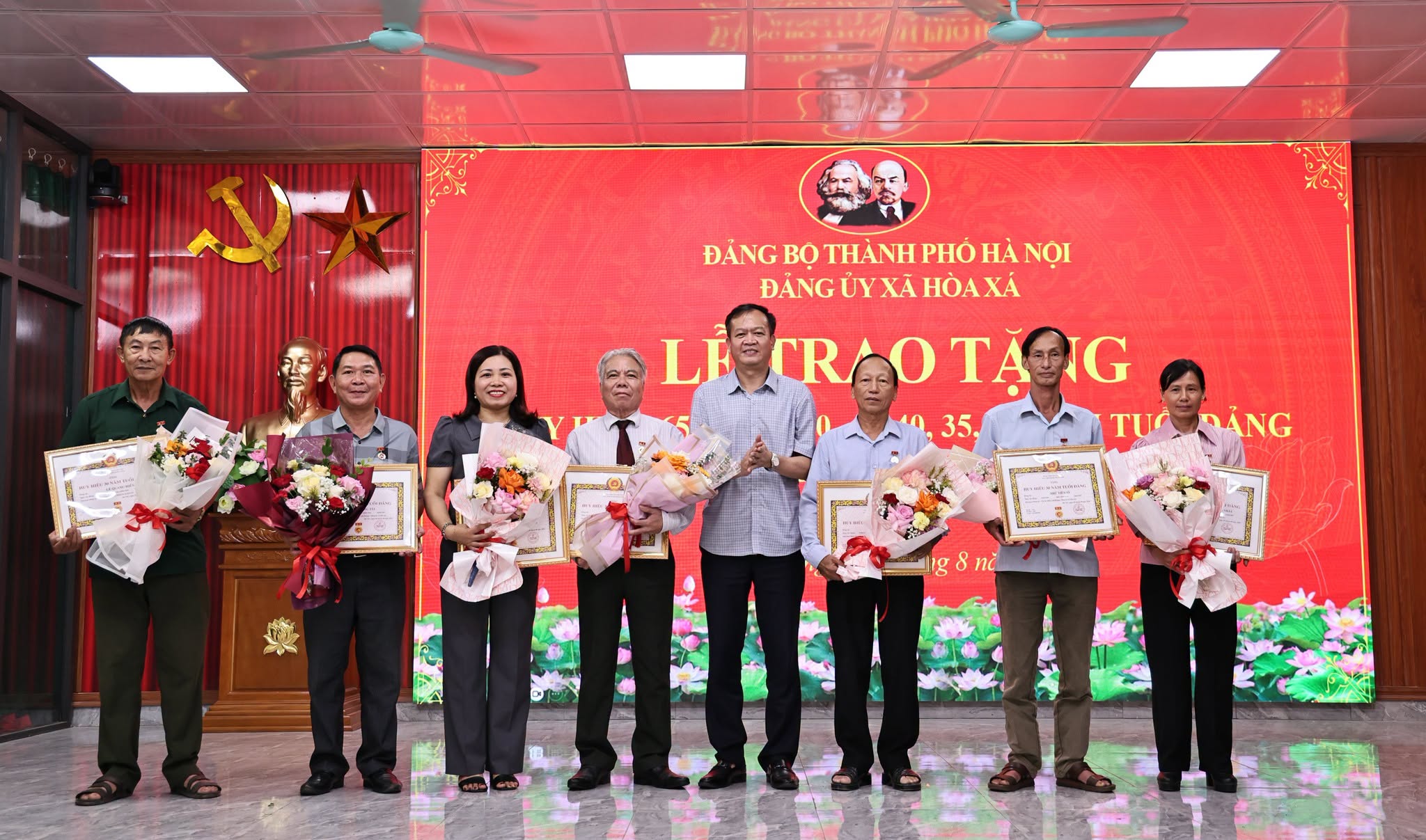 Xã Hòa Xá trang trọng trao Huy hiệu Đảng, ghi dấu những chặng đường son sắt cống hiến
