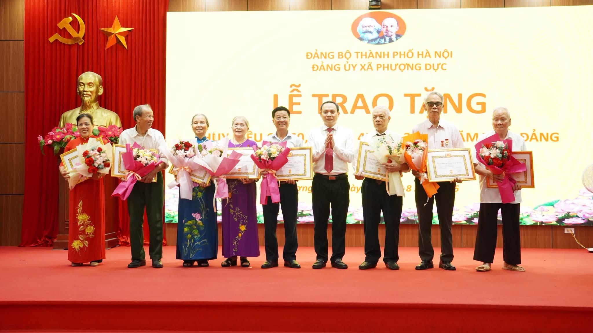 Xã Phượng Dực trao Huy hiệu Đảng, tiếp nối mạch nguồn kiên trung và trách nhiệm