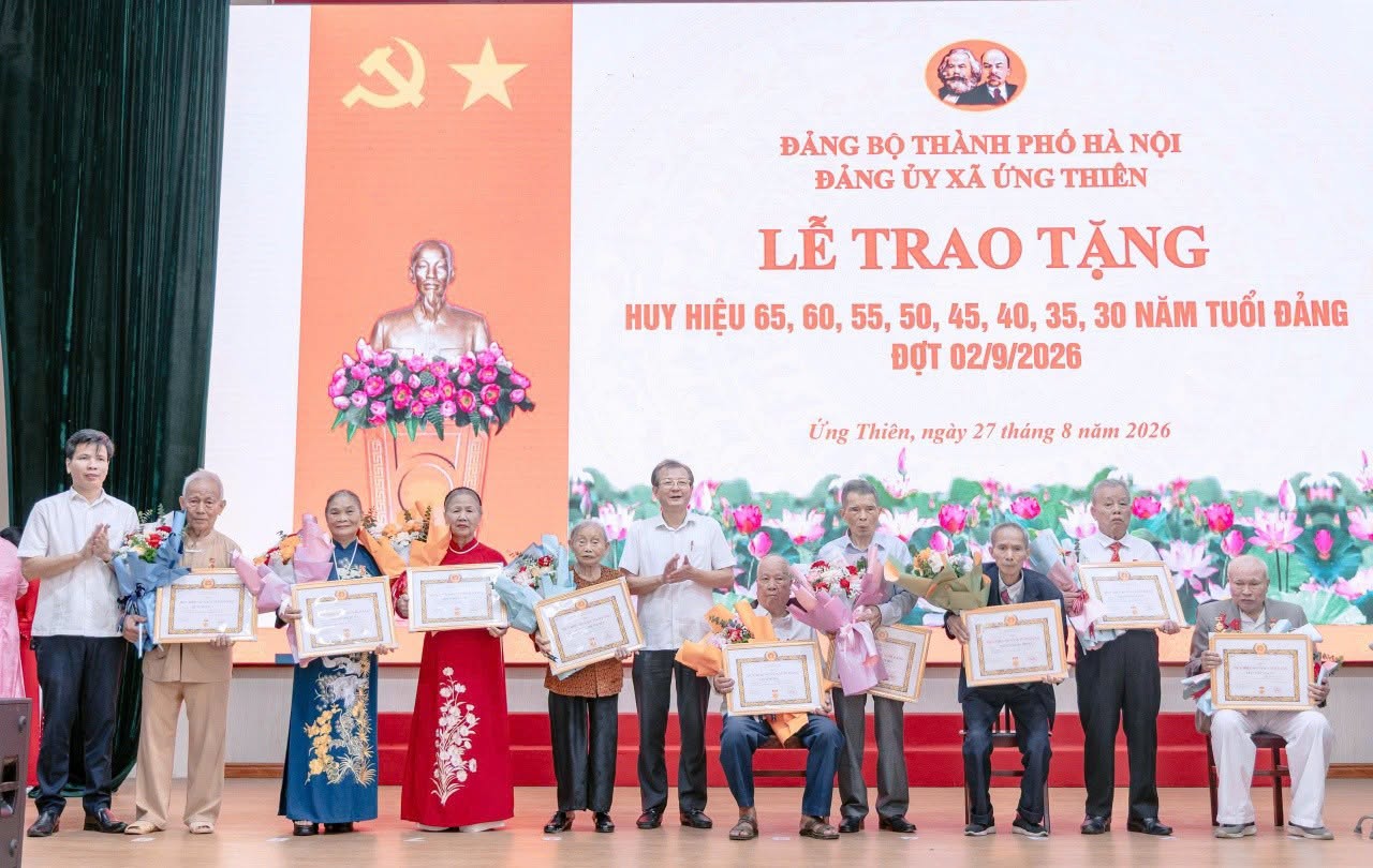 Xã Ứng Thiên trao Huy hiệu Đảng tặng 85 đảng viên