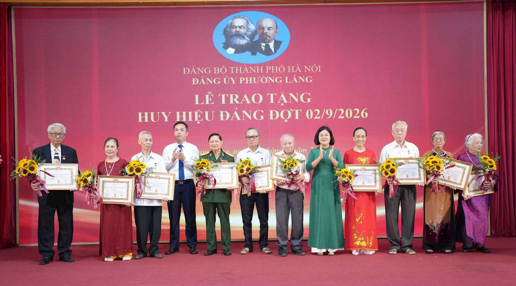 Phường Láng trao Huy hiệu Đảng đợt 02-9: Tiếp nối niềm tự hào, giữ vững phẩm chất người đảng viên