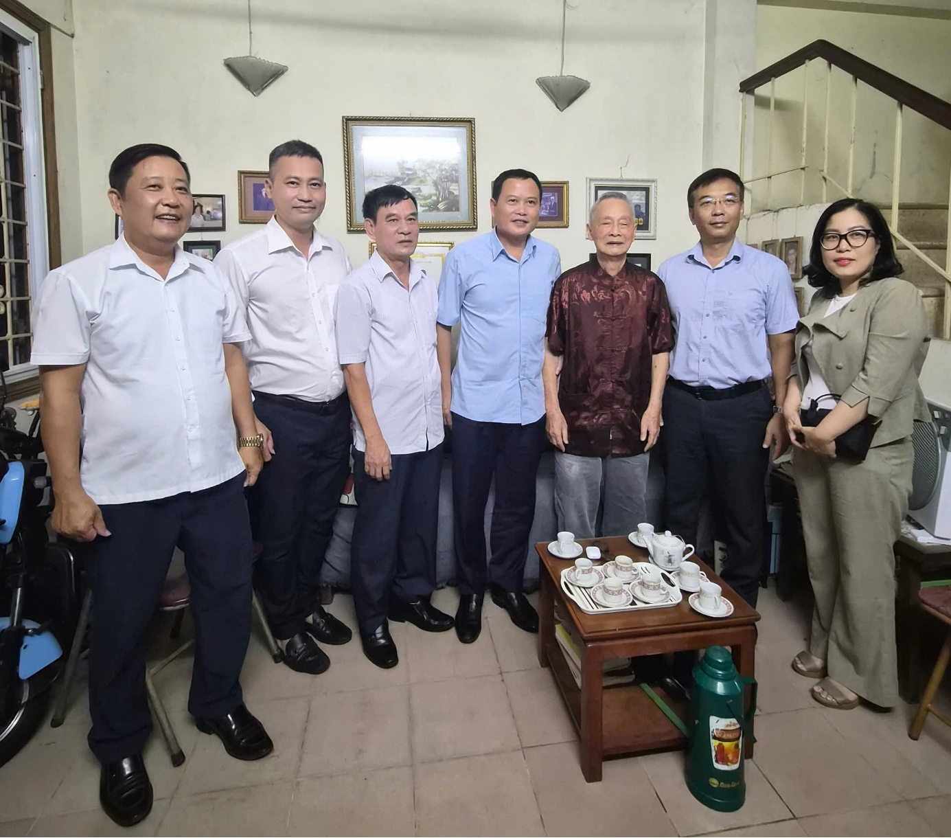 Phường Láng trao gửi nghĩa tình tới các gia đình người có công dịp Quốc khánh 2-9