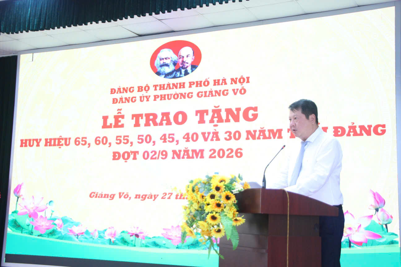 208 đảng viên phường Giảng Võ được trao tặng Huy hiệu đảng đợt 02-9
