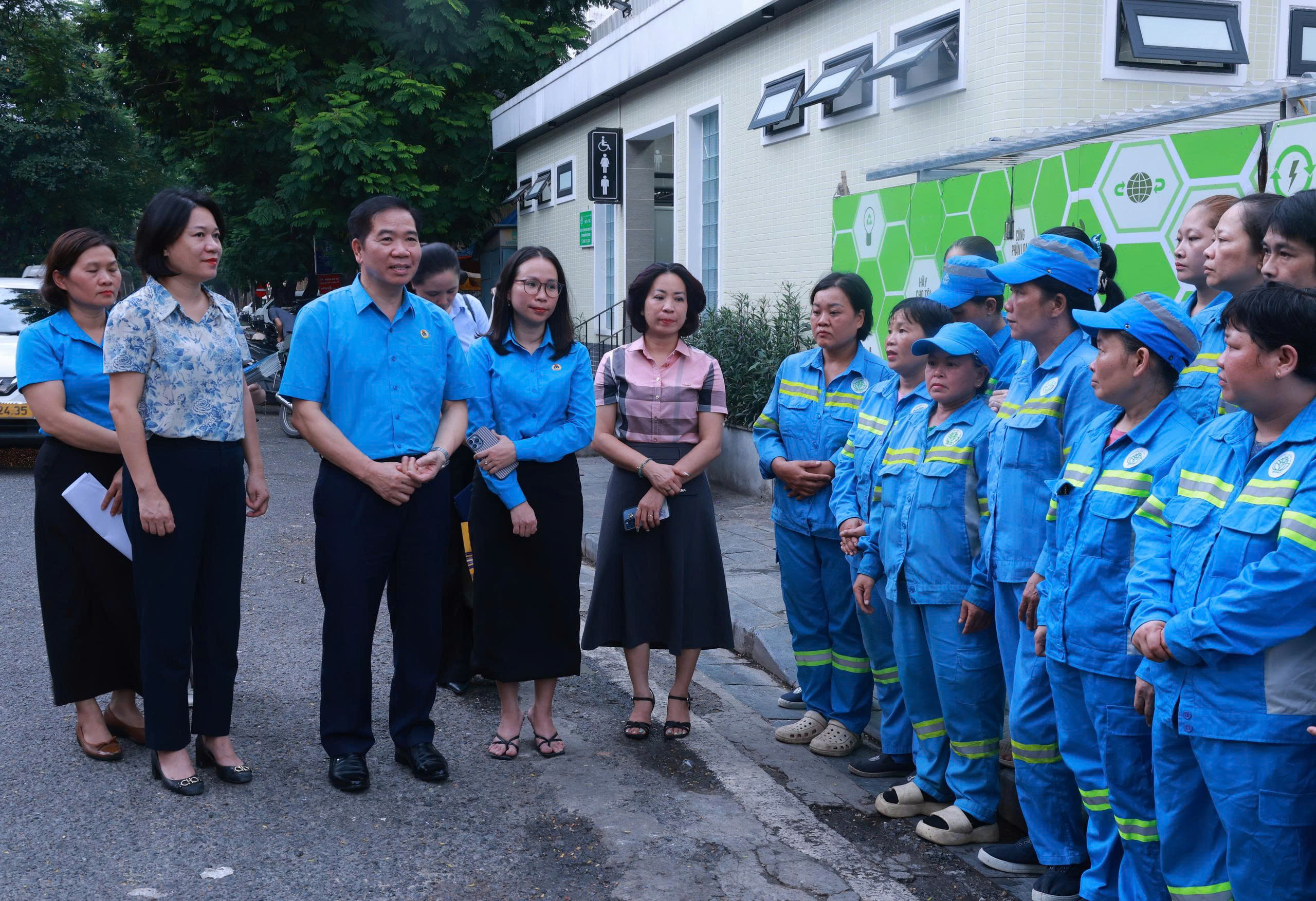 Lãnh đạo Liên đoàn Lao động thành phố Hà Nội thăm, tặng quà công nhân môi trường làm nhiệm vụ dịp lễ