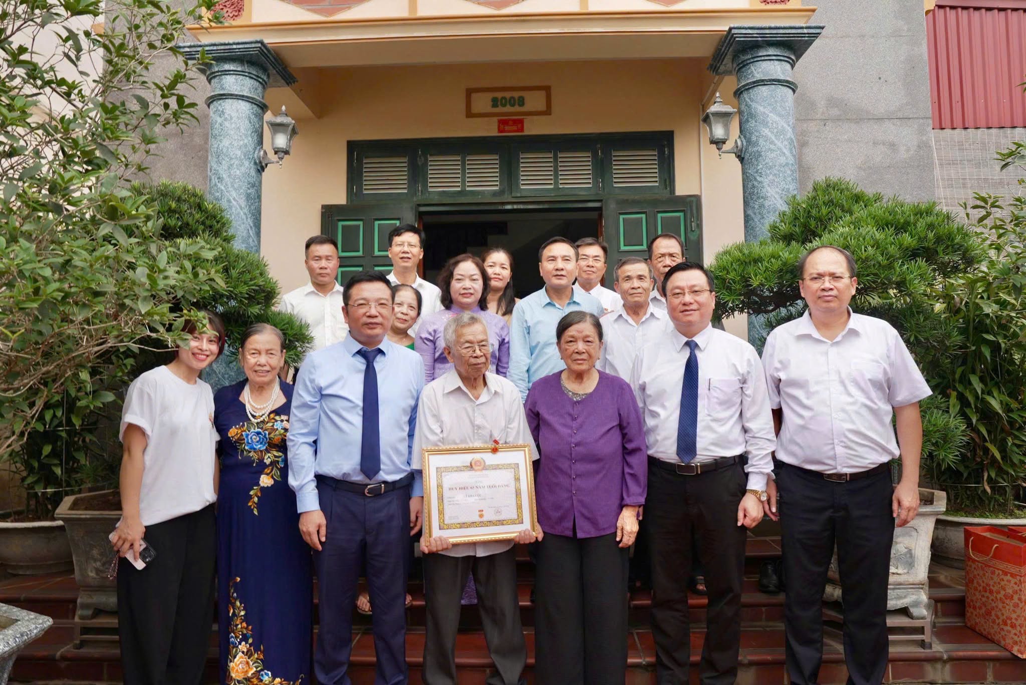 74 đảng viên xã Thiên Lộc nhận Huy hiệu Đảng đợt 2-9