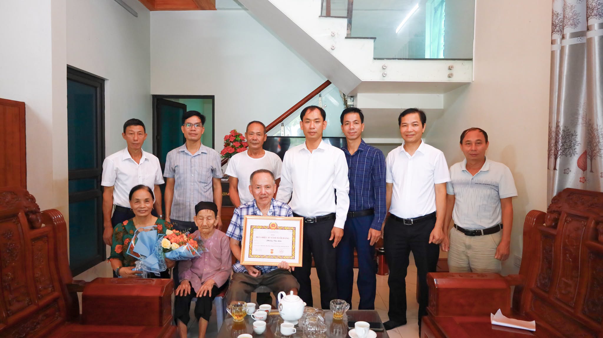 Xã Suối Hai trao Huy hiệu Đảng, trân trọng những chặng đường cống hiến của 57 đảng viên