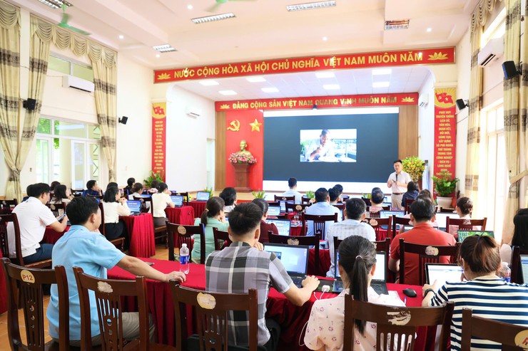 Xã Phú Nghĩa trang bị kỹ năng ứng dụng AI cho đội ngũ cán bộ, công chức, viên chức