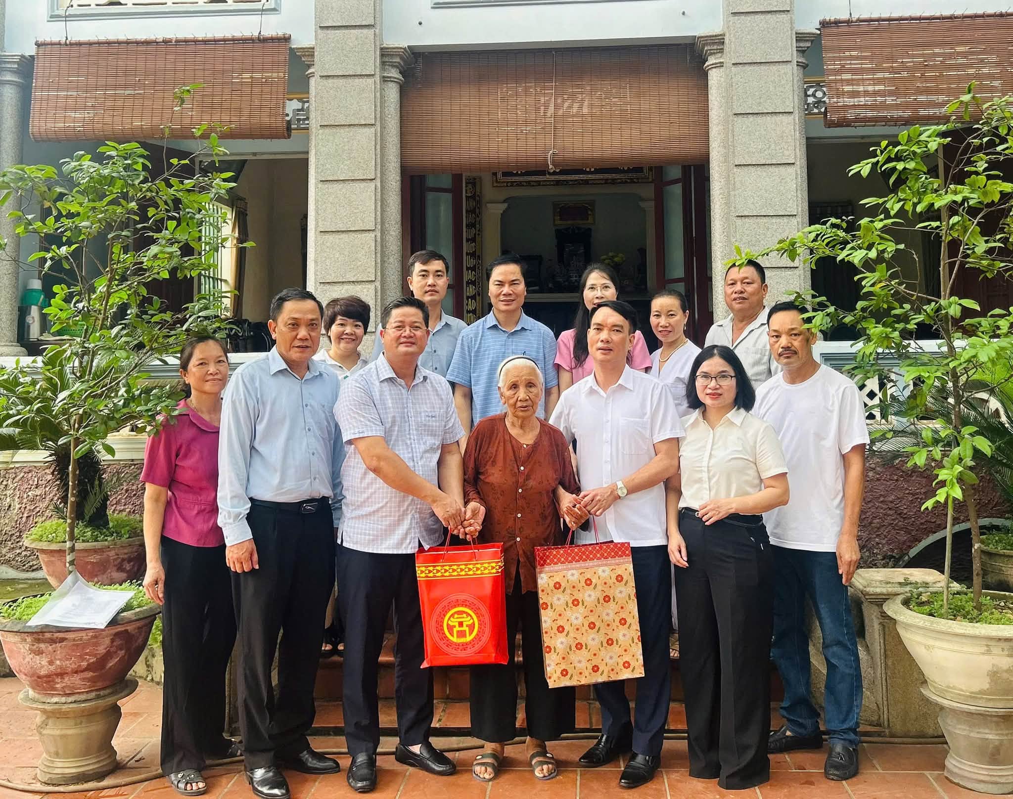 Xã Phúc Thọ tri ân người có công nhân dịp Quốc khánh 02-9