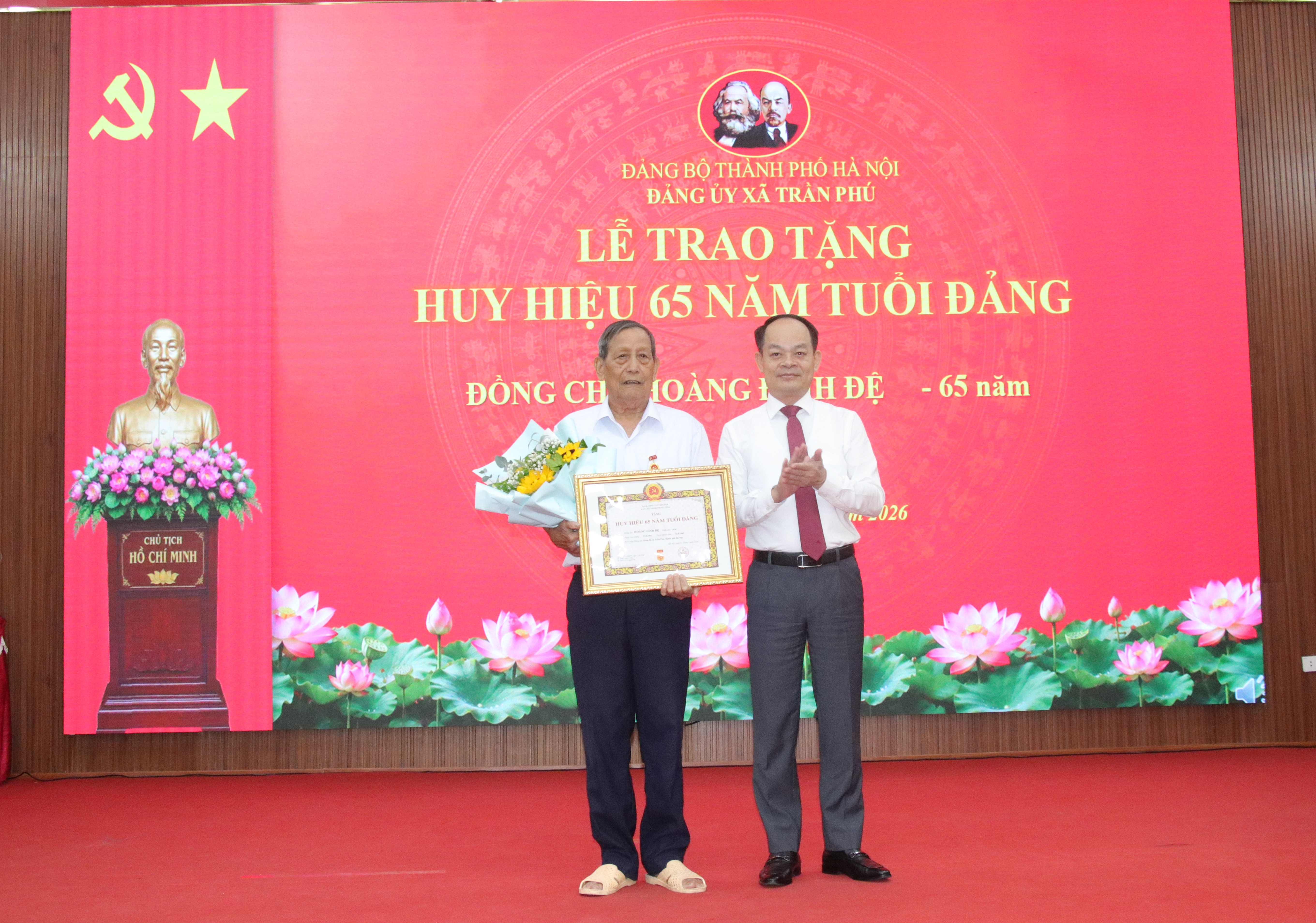 Xã Trần Phú trang trọng trao Huy hiệu Đảng, tiếp nối niềm tự hào qua các thế hệ đảng viên