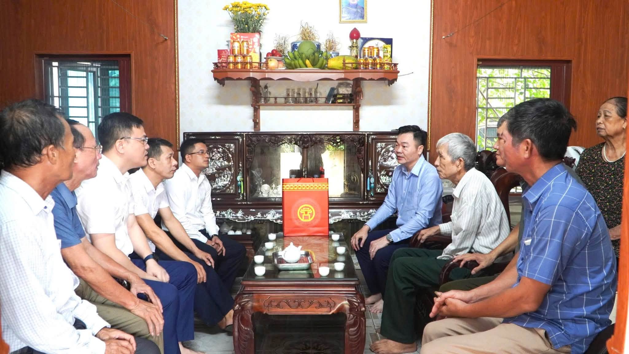Bí thư Đảng uỷ xã Đại Xuyên tri ân người có công nhân dịp Quốc khánh 2-9
